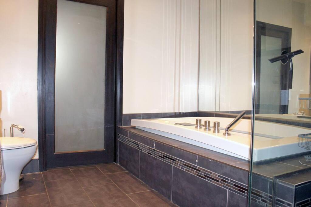 Montreal Vacations - Spacious APT Little Italy, 1 king BR, 3beds, yard - Property Image 7