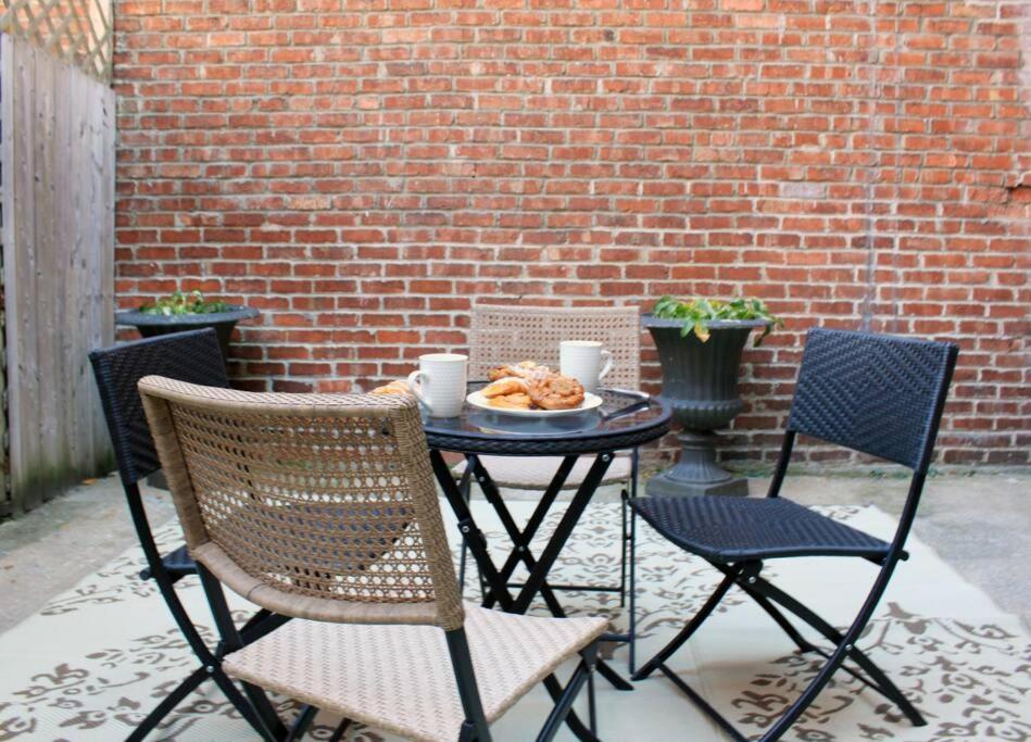 Montreal Vacations - Spacious APT Little Italy, 1 king BR, 3beds, yard - Property Image 12