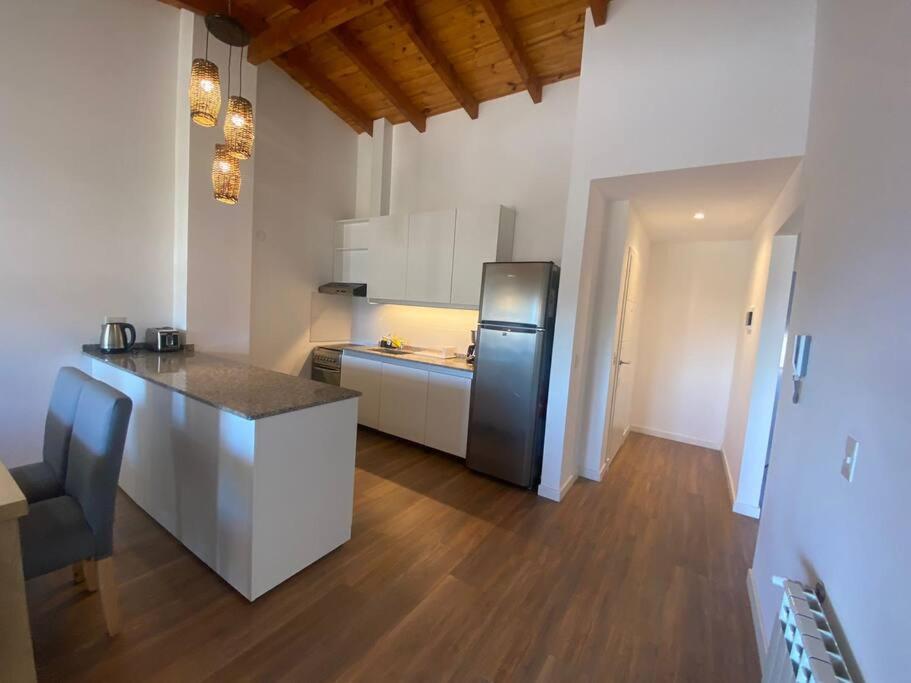 Moderno Departamento con vista al lago y montañas
