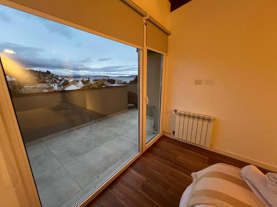 Moderno Departamento con vista al lago y montañas