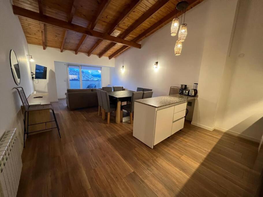 Moderno Departamento con vista al lago y montañas