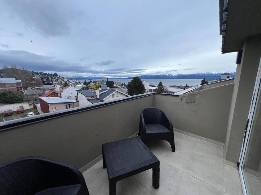 Moderno Departamento con vista al lago y montañas