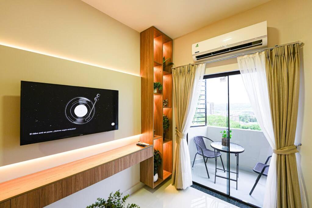 Urban Suite with Style and Views