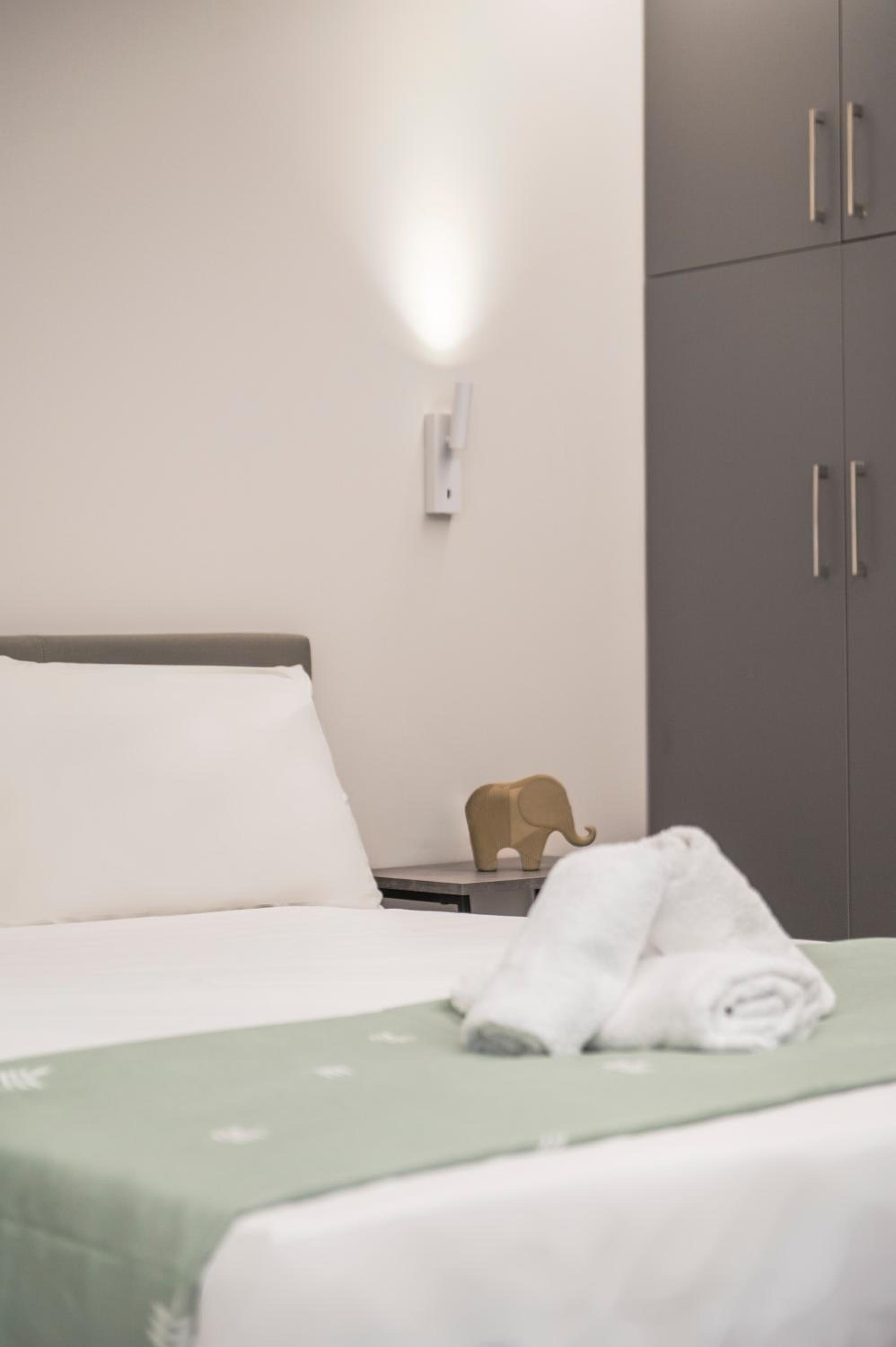 Oculus Kolonos Suites by Live&Travel