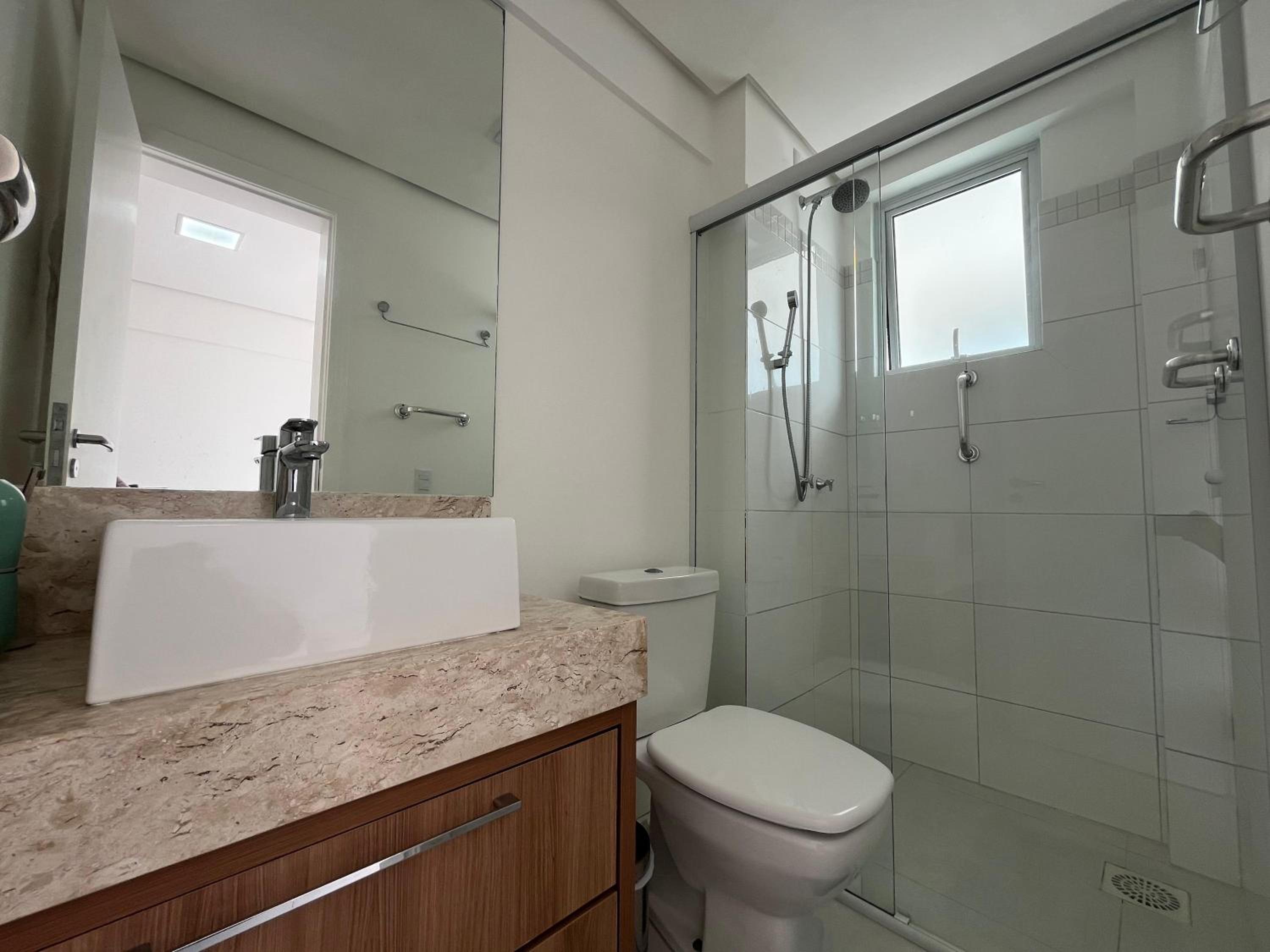 Orbe Residence - Apartamento espaçoso com duas suítes e varanda gourmet de frente para a rua, com vista para as montanhas na Praia de Palmas.