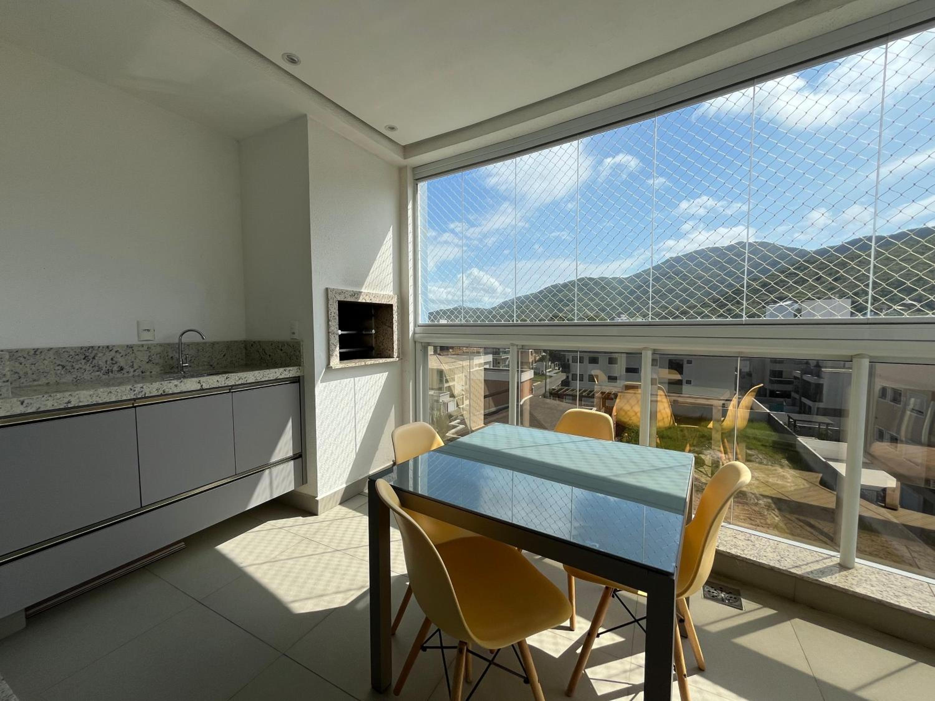 Orbe Residence - Apartamento espaçoso com duas suítes e varanda gourmet de frente para a rua, com vista para as montanhas na Praia de Palmas.