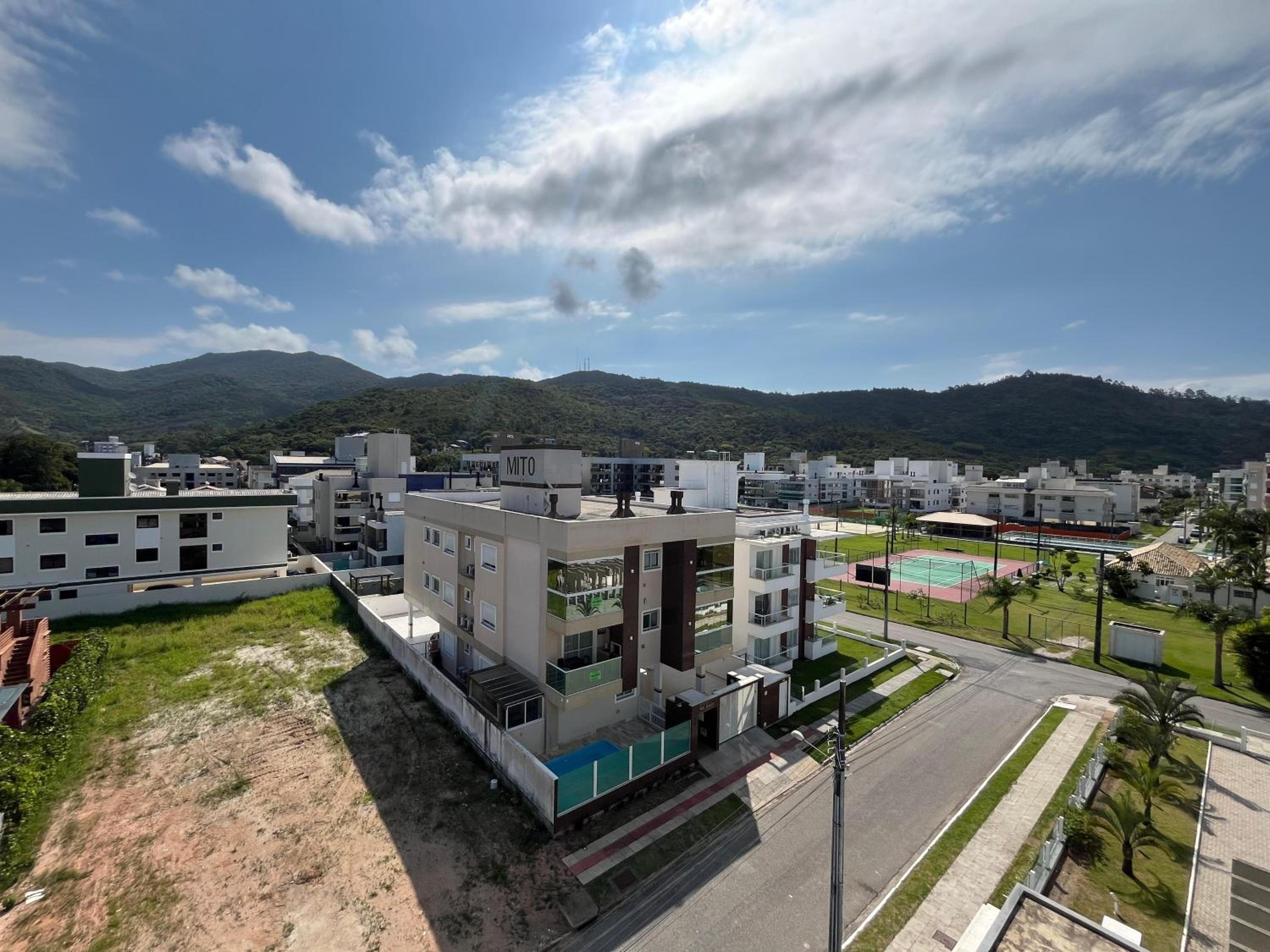 Orbe Residence - Apartamento espaçoso com duas suítes e varanda gourmet de frente para a rua, com vista para as montanhas na Praia de Palmas.