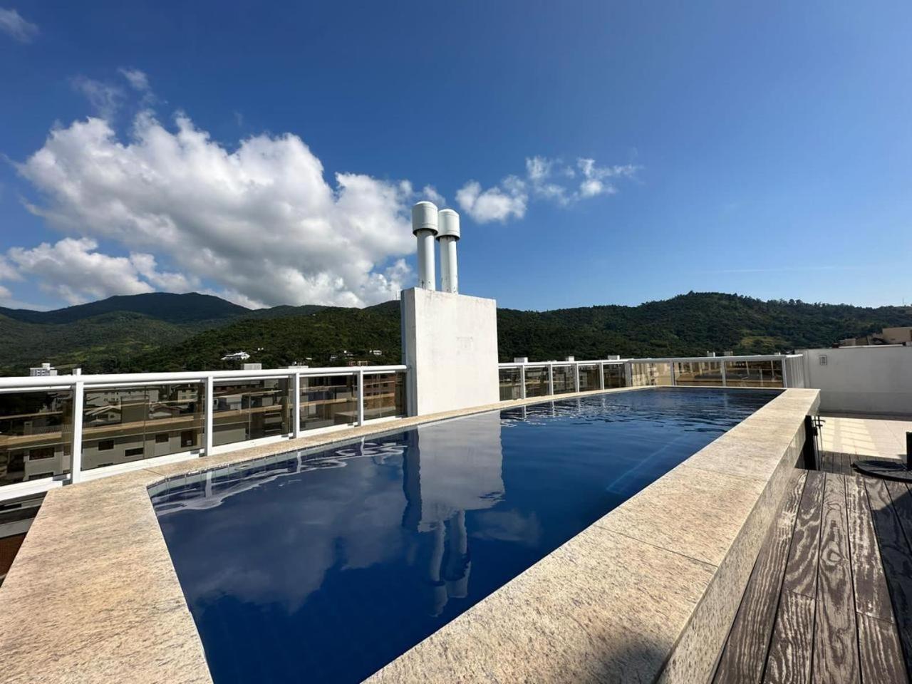 Orbe Residence - Apartamento espaçoso com duas suítes e varanda gourmet de frente para a rua, com vista para as montanhas na Praia de Palmas.