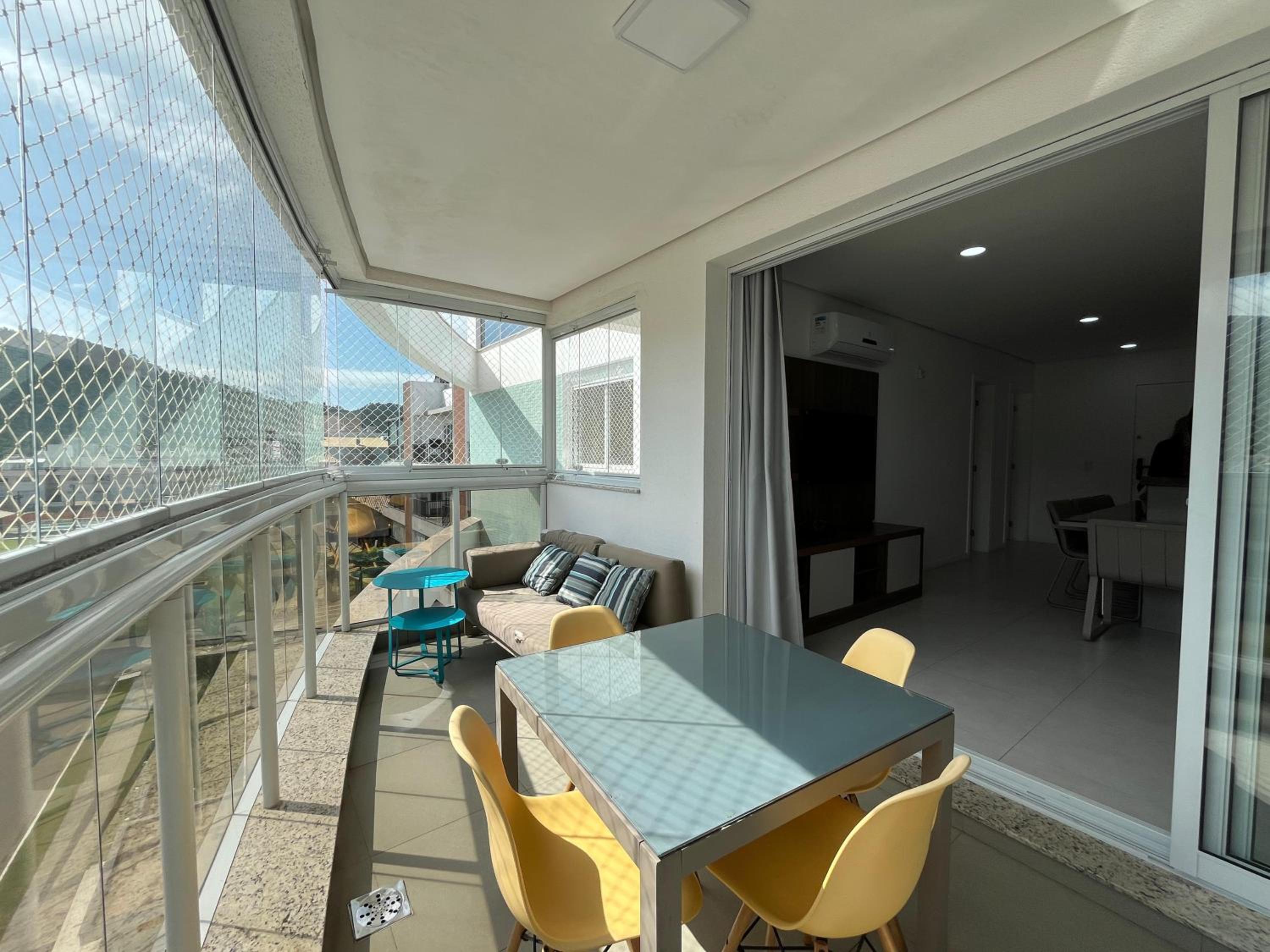 Orbe Residence - Apartamento espaçoso com duas suítes e varanda gourmet de frente para a rua, com vista para as montanhas na Praia de Palmas.