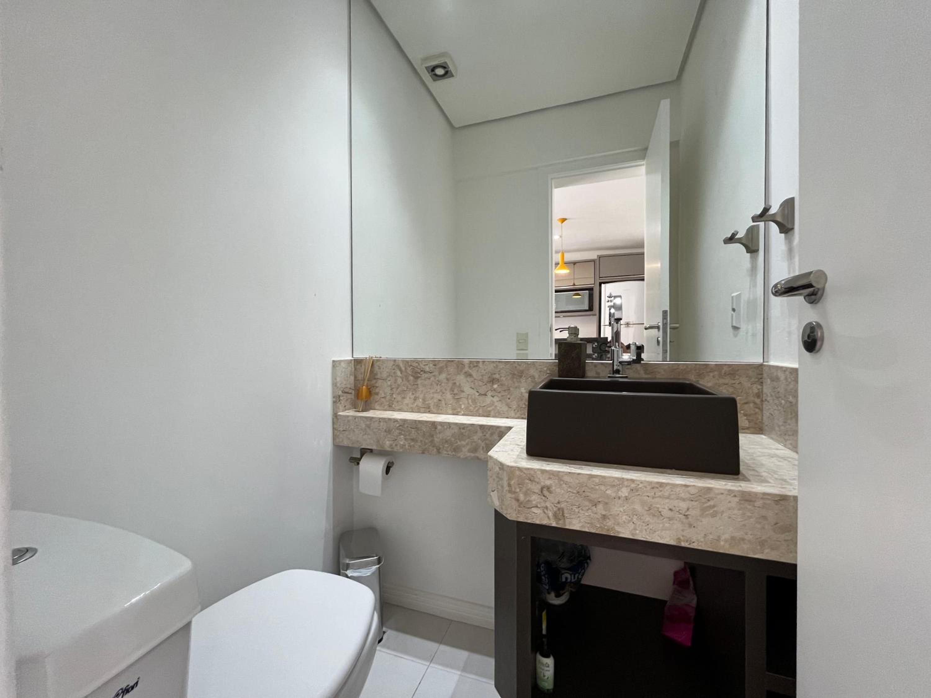 Orbe Residence - Apartamento espaçoso com duas suítes e varanda gourmet de frente para a rua, com vista para as montanhas na Praia de Palmas.