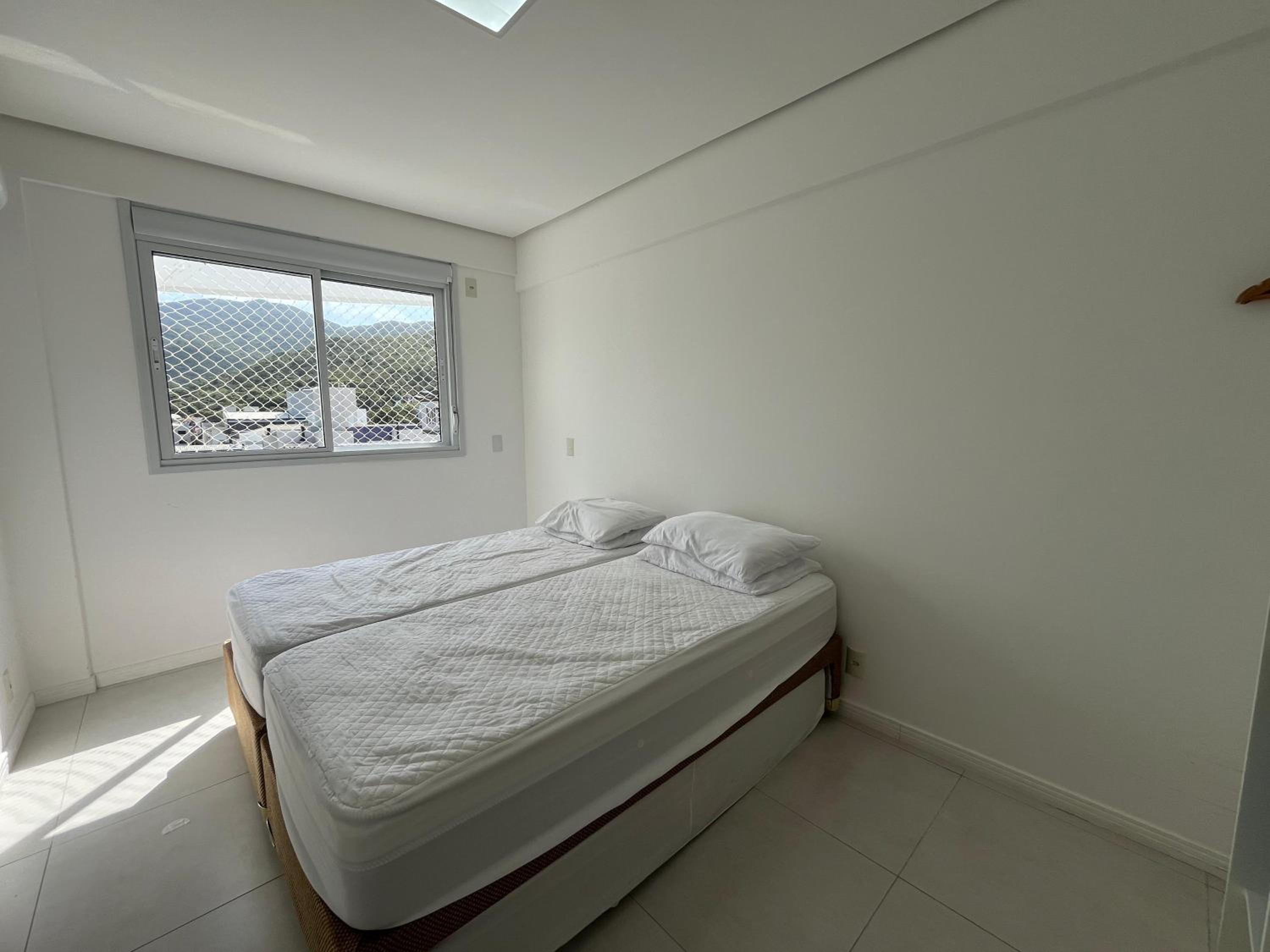 Orbe Residence - Apartamento espaçoso com duas suítes e varanda gourmet de frente para a rua, com vista para as montanhas na Praia de Palmas.