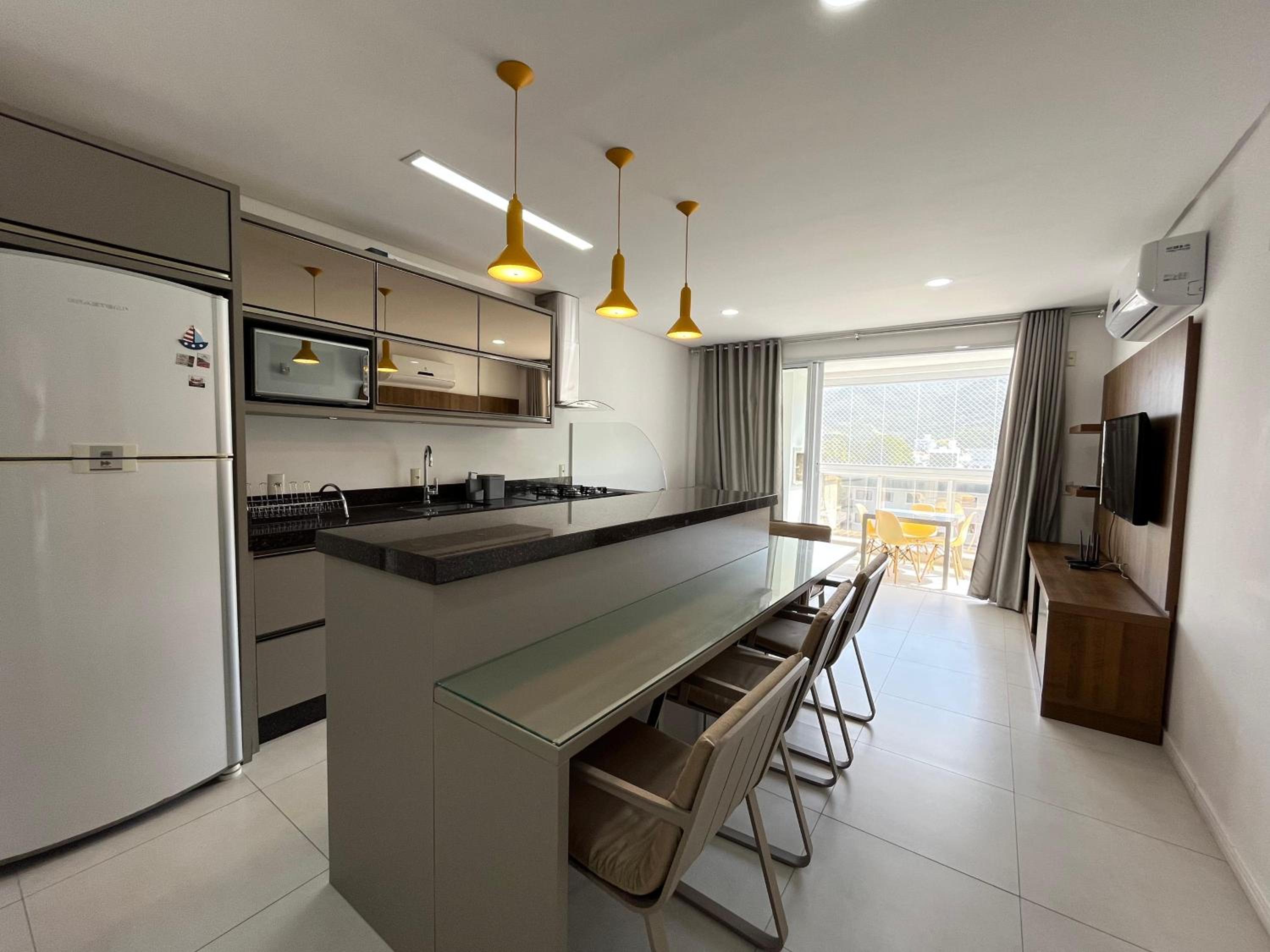 Orbe Residence - Apartamento espaçoso com duas suítes e varanda gourmet de frente para a rua, com vista para as montanhas na Praia de Palmas.