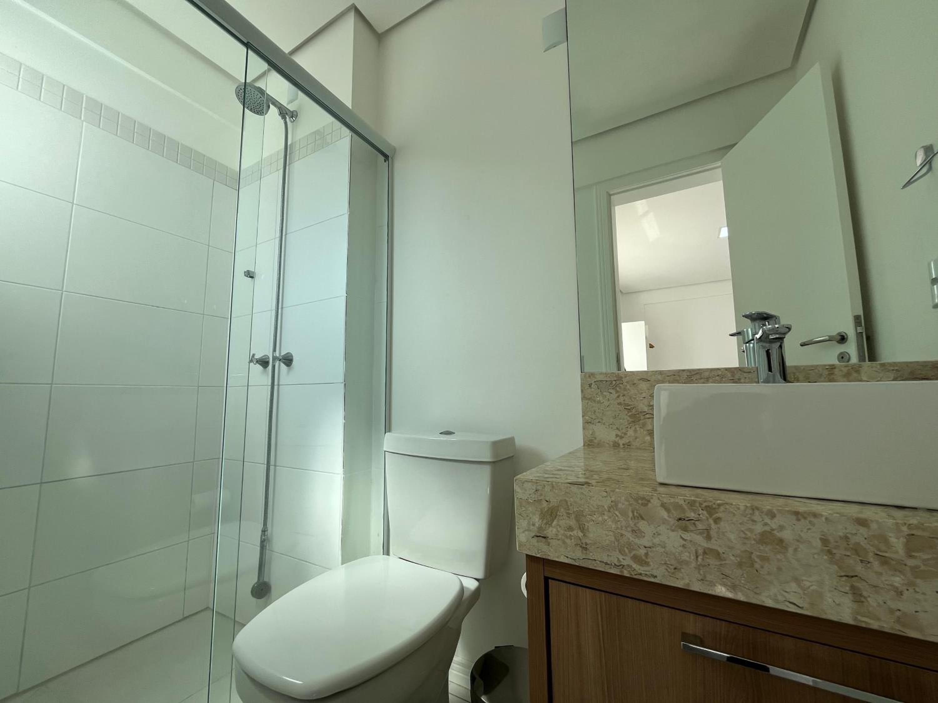 Orbe Residence - Apartamento espaçoso com duas suítes e varanda gourmet de frente para a rua, com vista para as montanhas na Praia de Palmas.