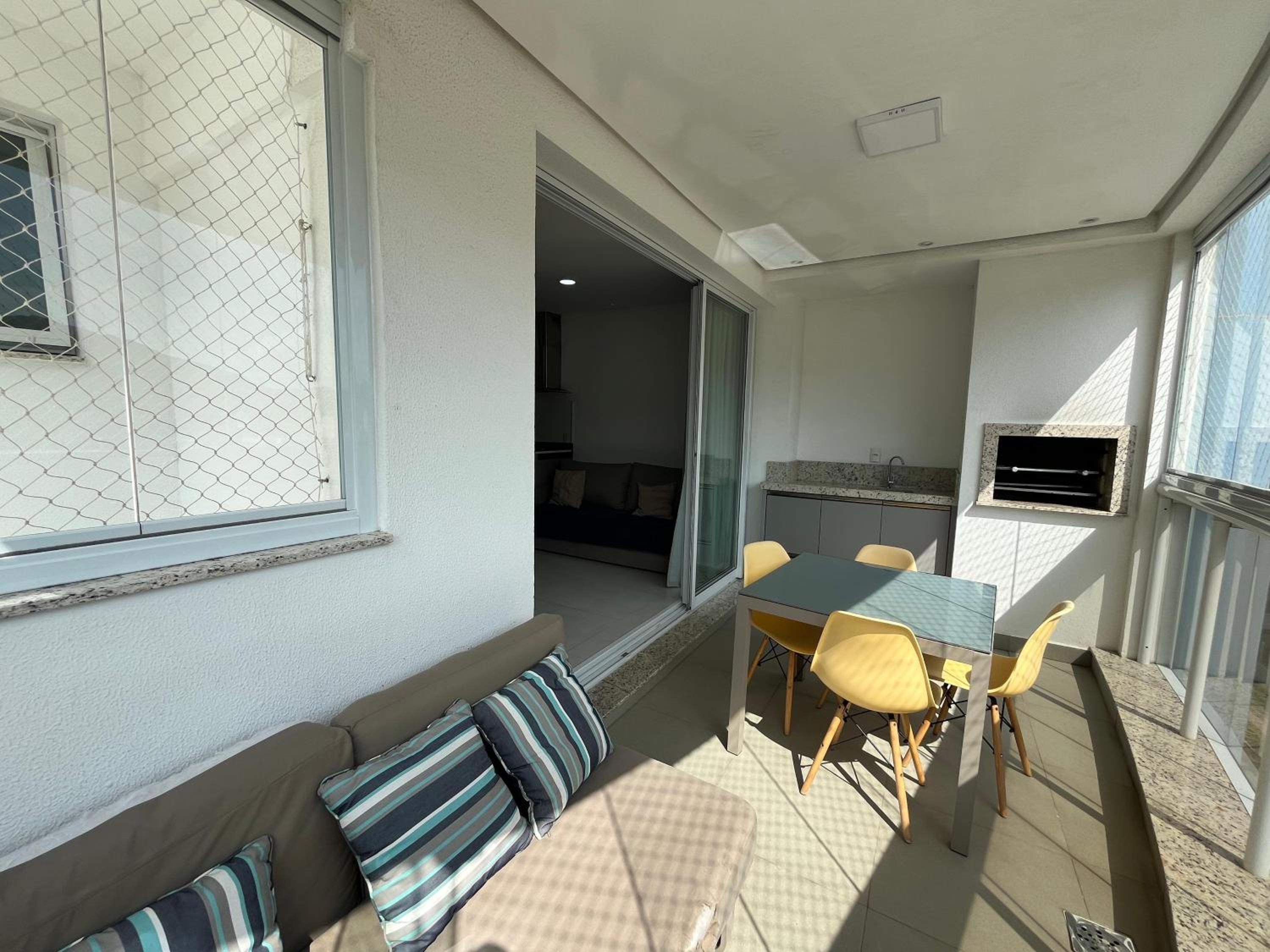 Orbe Residence - Apartamento espaçoso com duas suítes e varanda gourmet de frente para a rua, com vista para as montanhas na Praia de Palmas.