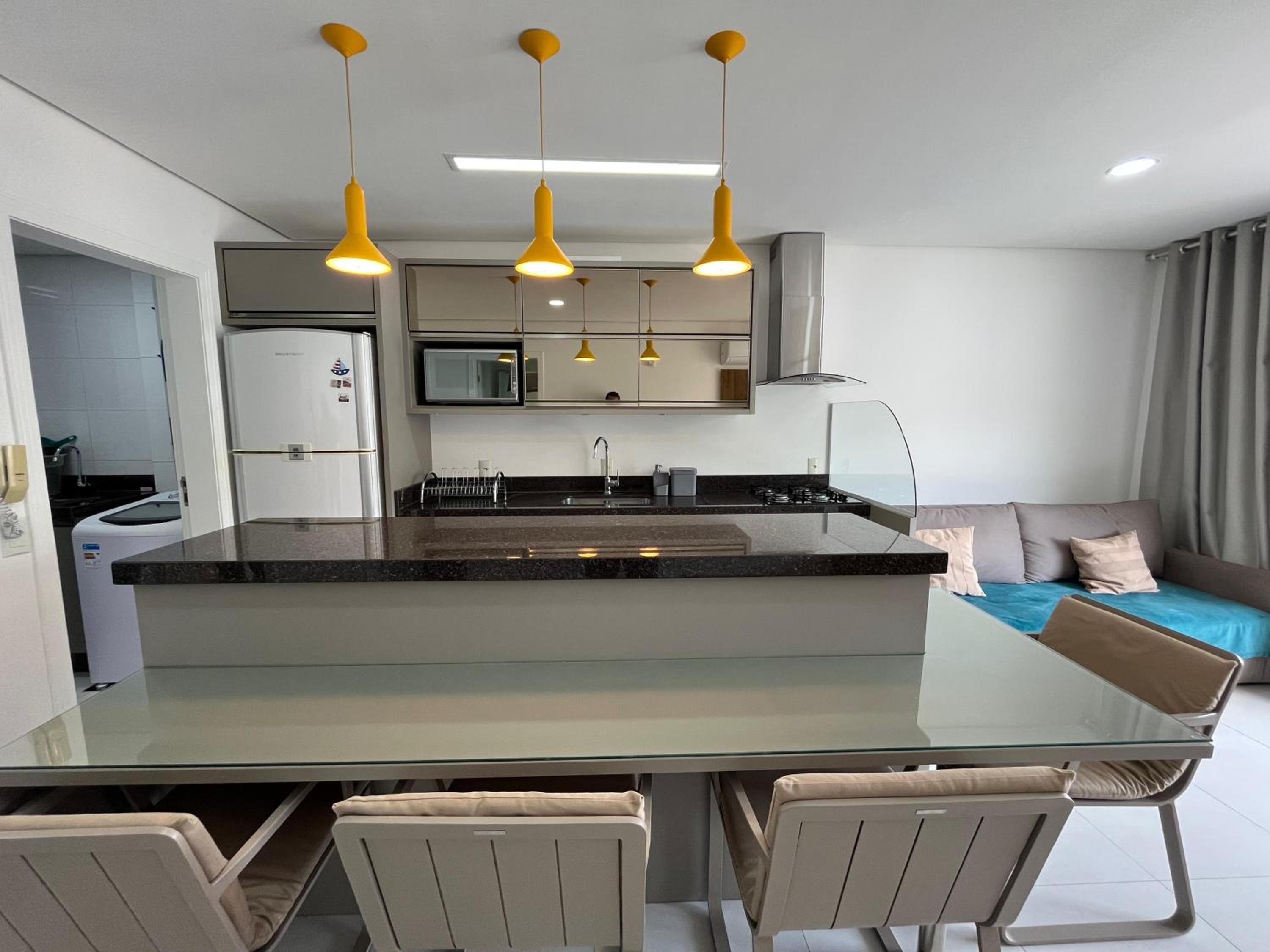 Orbe Residence - Apartamento espaçoso com duas suítes e varanda gourmet de frente para a rua, com vista para as montanhas na Praia de Palmas.
