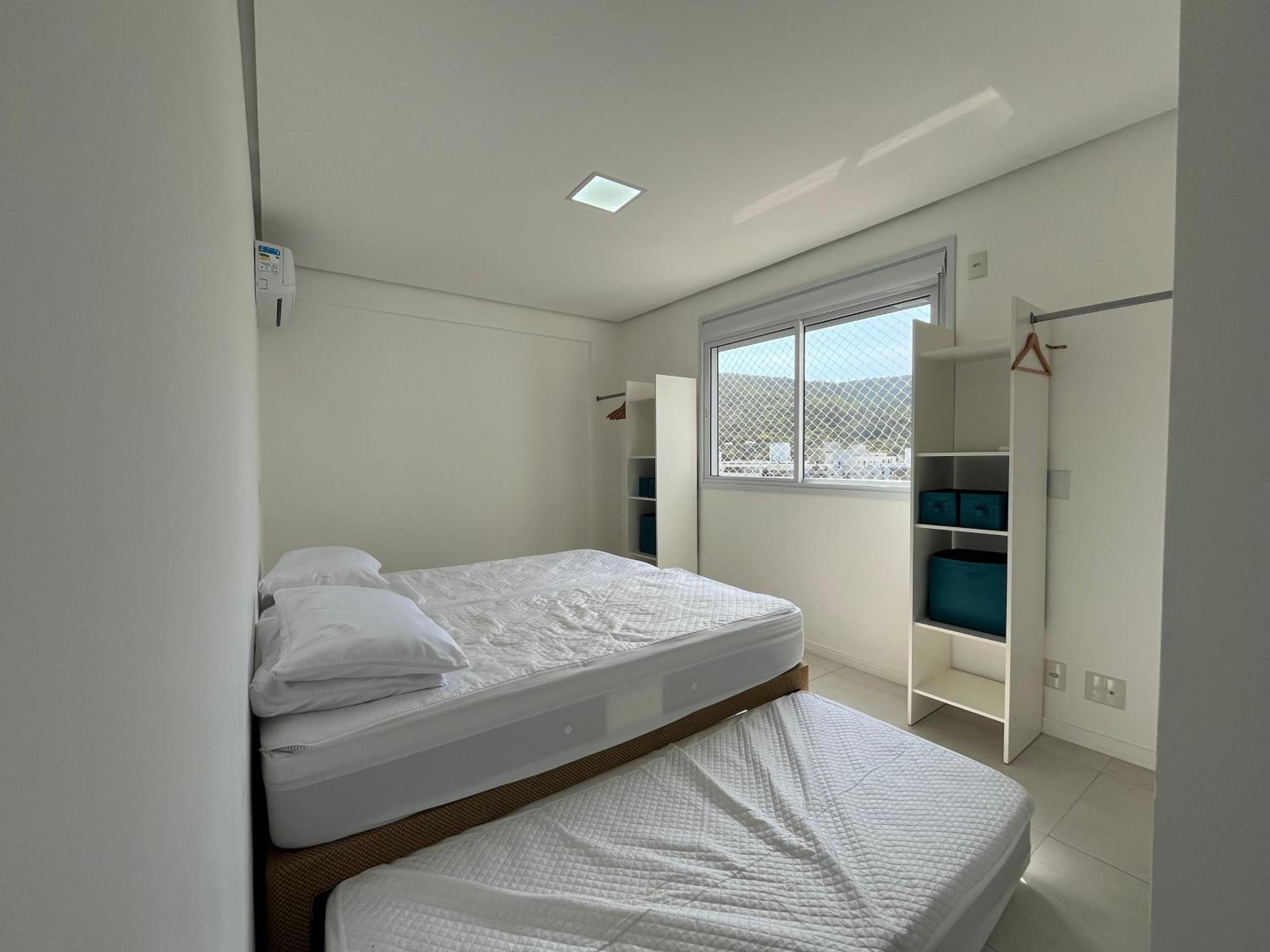 Orbe Residence - Apartamento espaçoso com duas suítes e varanda gourmet de frente para a rua, com vista para as montanhas na Praia de Palmas.