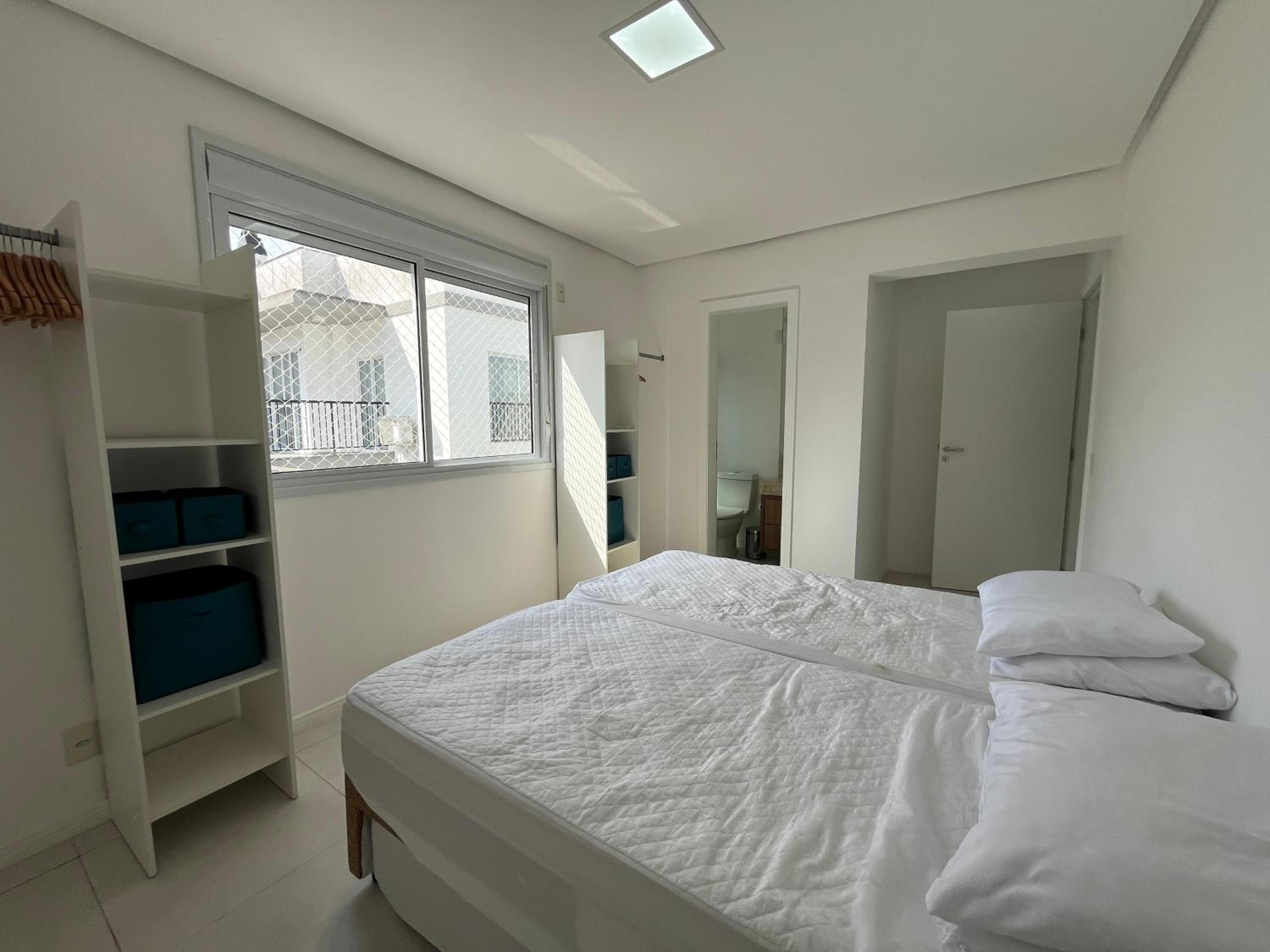 Orbe Residence - Apartamento espaçoso com duas suítes e varanda gourmet de frente para a rua, com vista para as montanhas na Praia de Palmas.