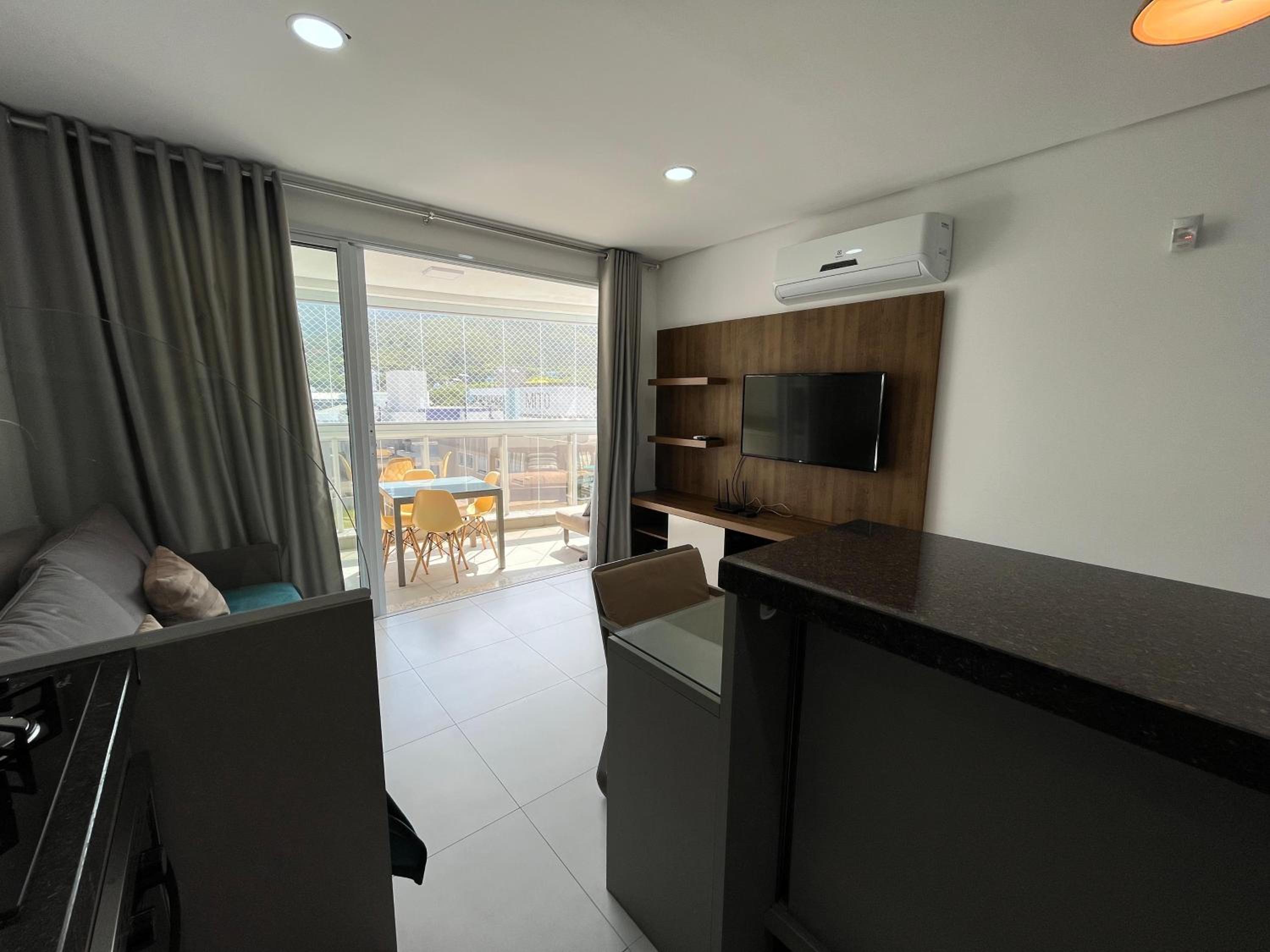 Orbe Residence - Apartamento espaçoso com duas suítes e varanda gourmet de frente para a rua, com vista para as montanhas na Praia de Palmas.