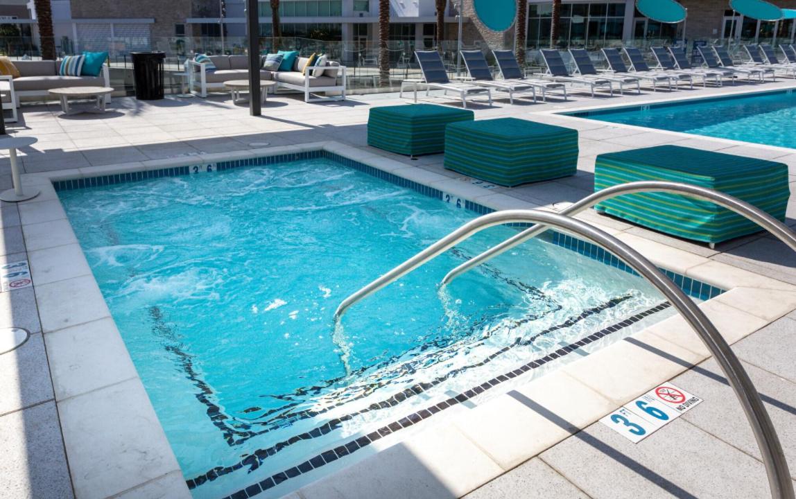 Blue Marlin 3BR Retreat With Marina View Pool