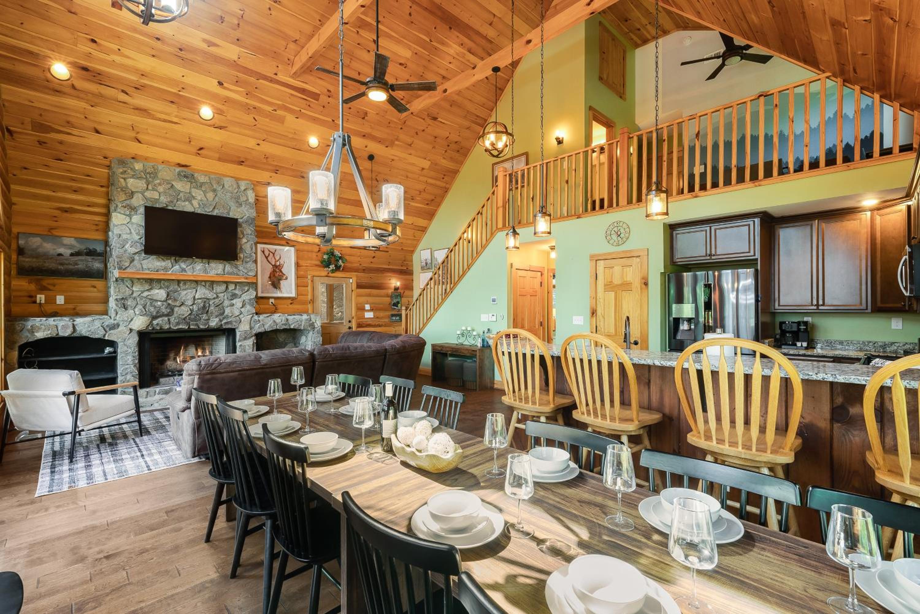 Resort-Style Cabin Escape Hottub & VIEWS! view 2