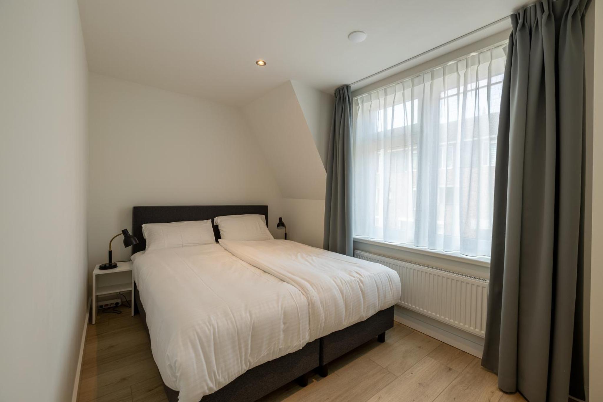 6p newly renovated home with unique roof-terrace view 5