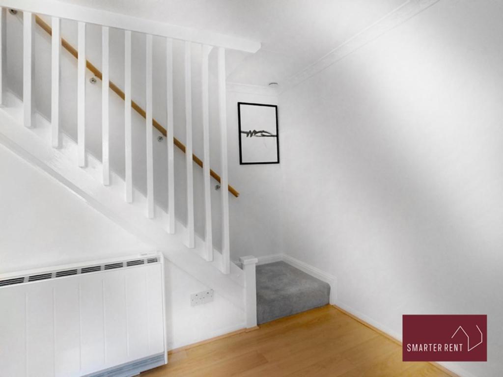 Bracknell - Modern, Spacious 1 Bedroom House view 4