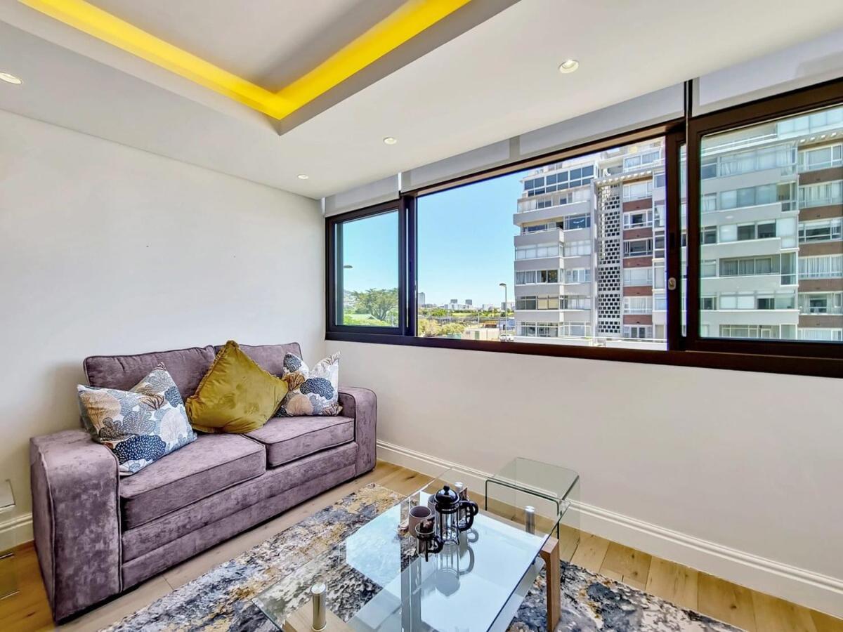 Studio with ocean and promenade view Sea point view 2