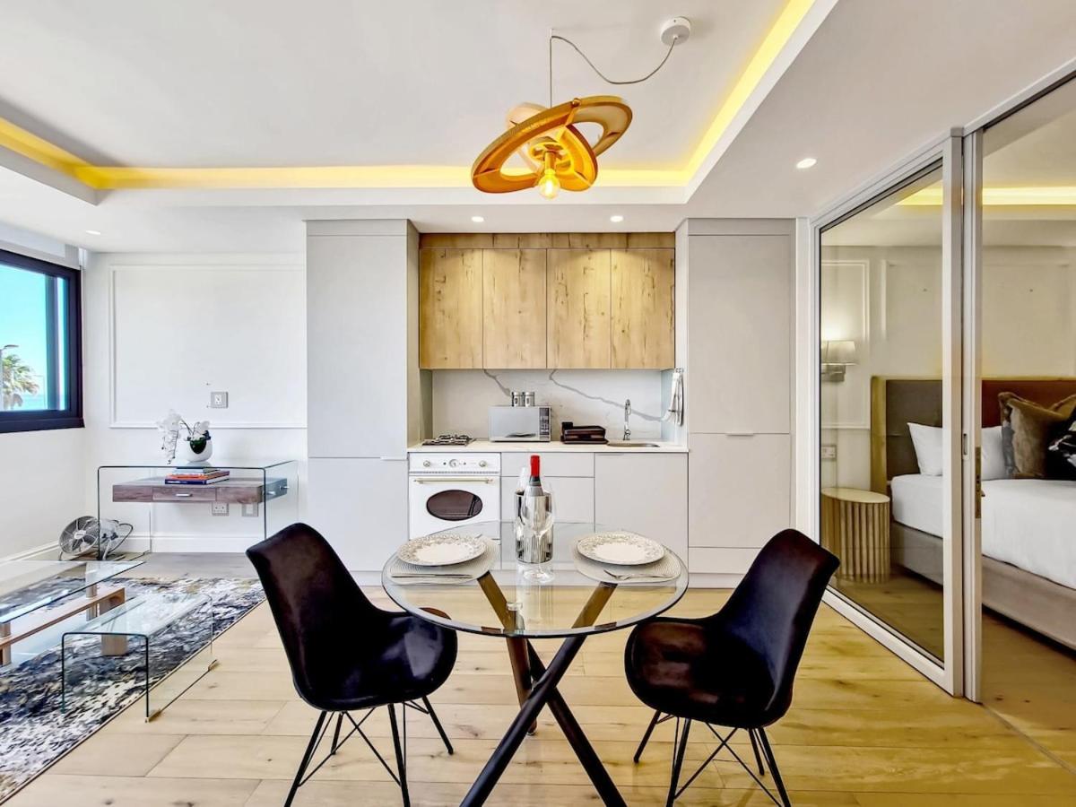 Studio with ocean and promenade view Sea point view 5