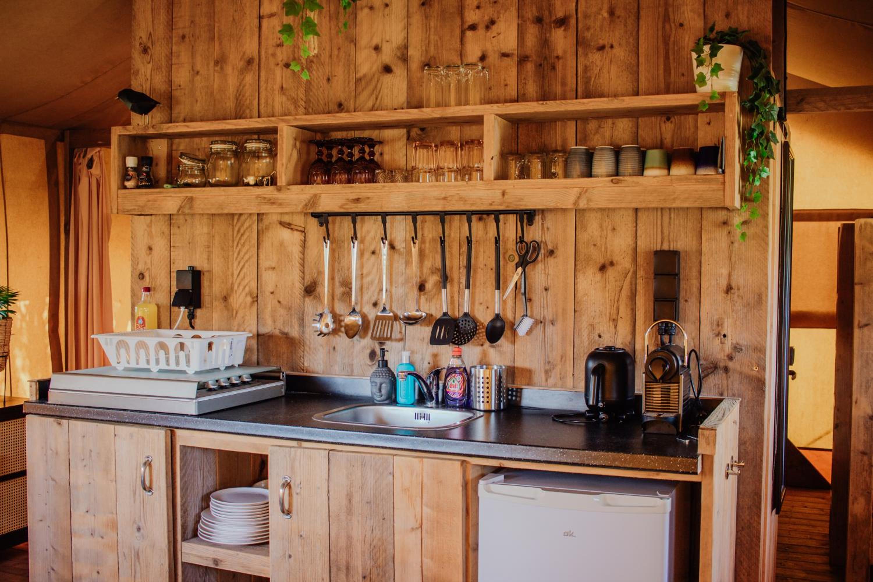Luxe safaritent op watersportcamping view 5