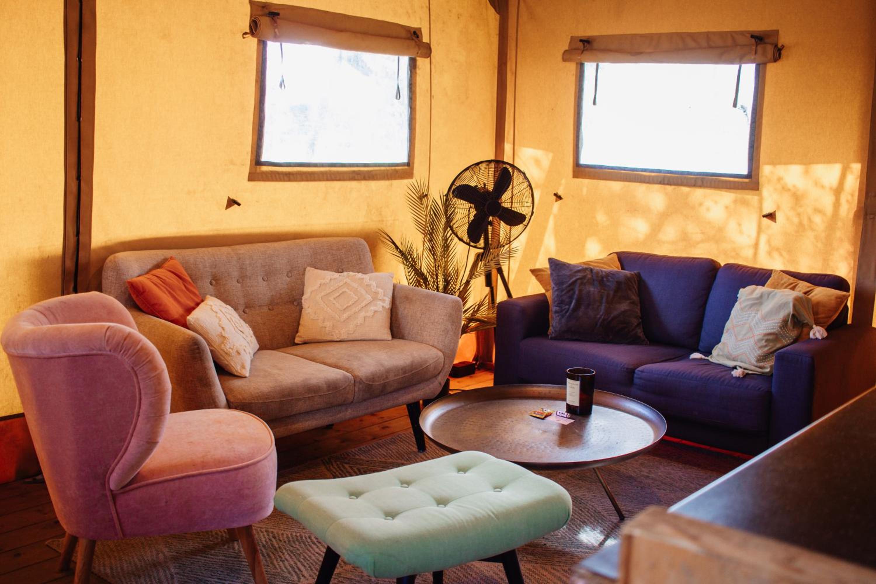 Luxe safaritent op watersportcamping view 2