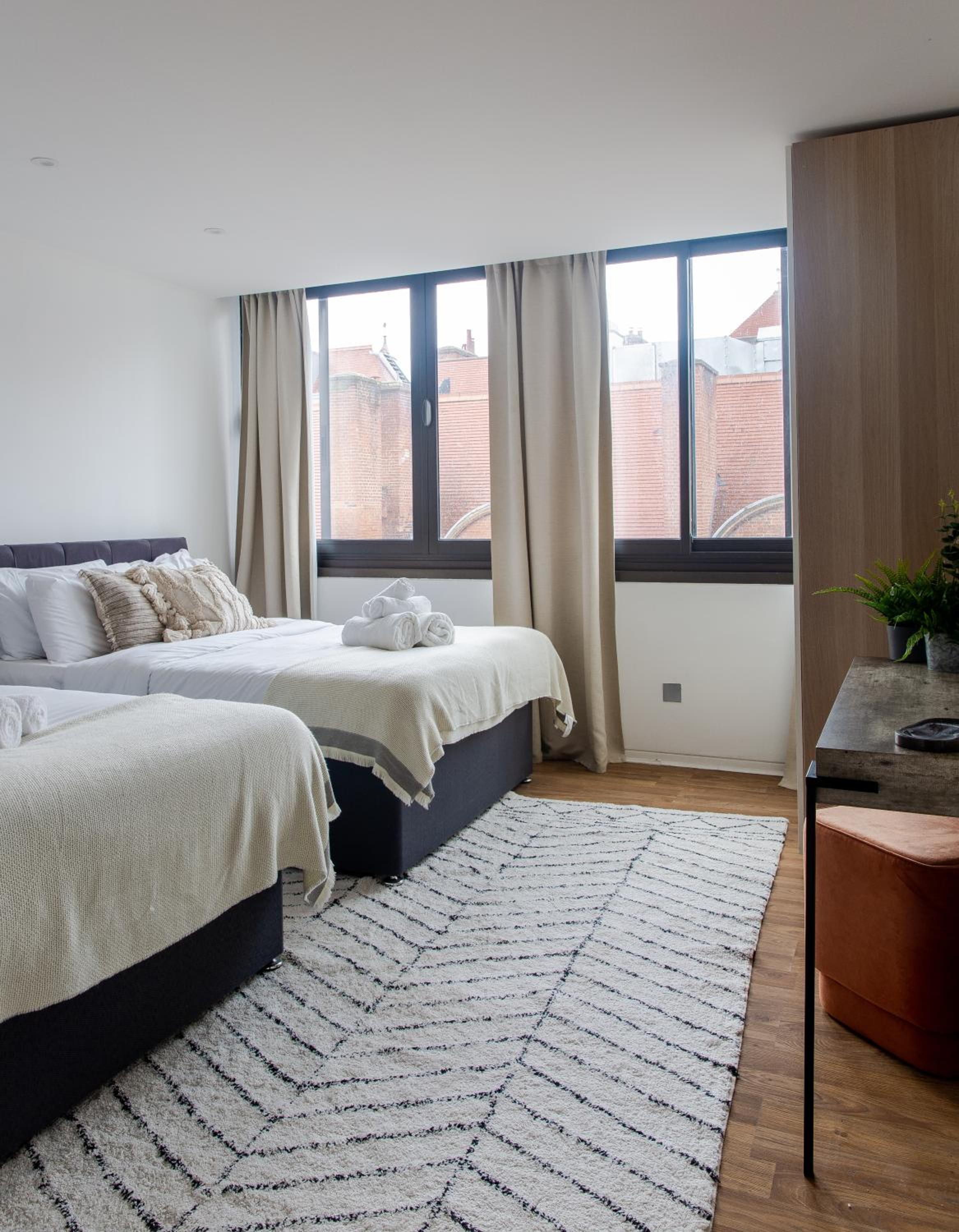Huge Apartment On Oxford Street- Central London