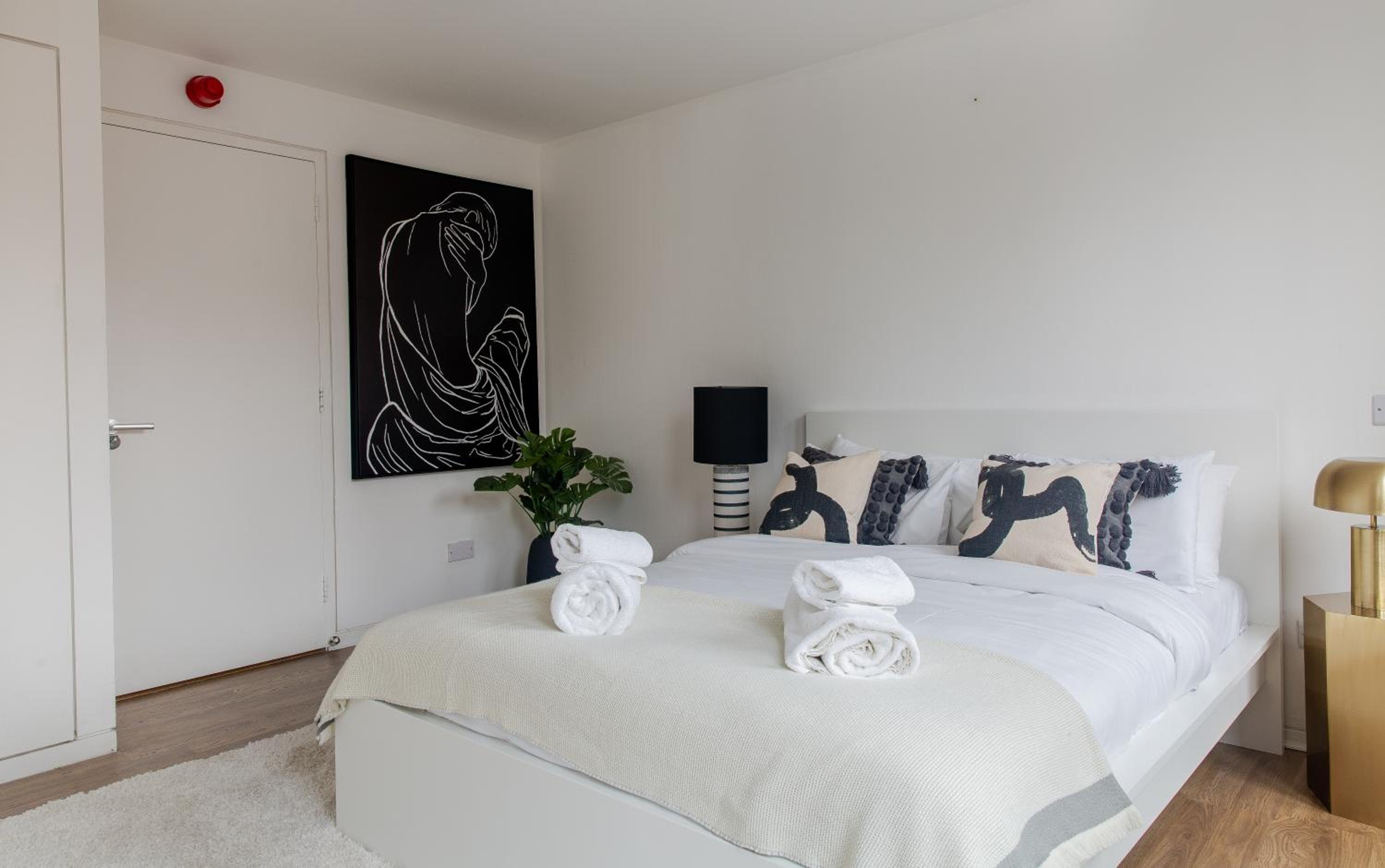 Huge Apartment On Oxford Street- Central London