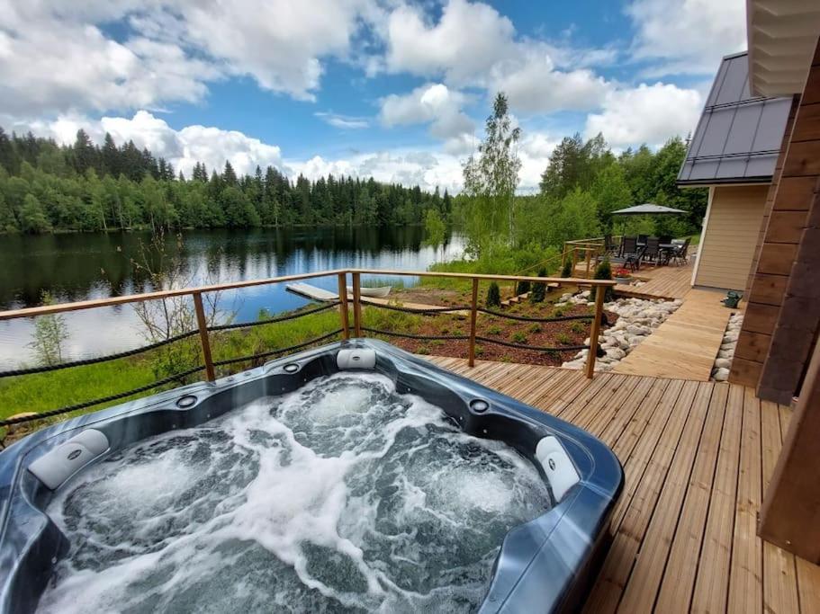 Mökki ulkoporealtaalla