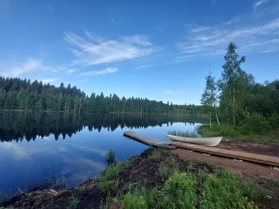 Mökki ulkoporealtaalla
