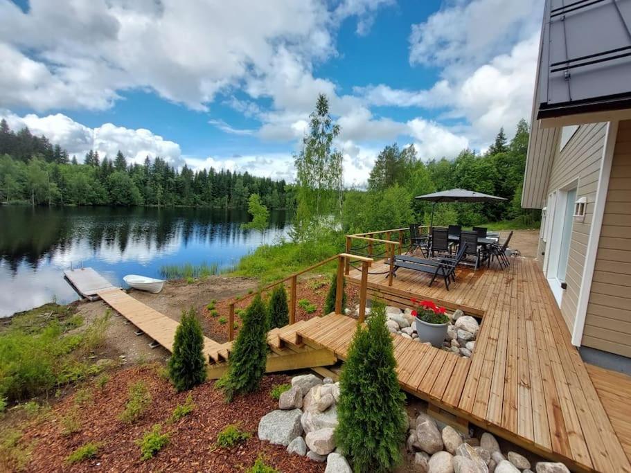 Mökki ulkoporealtaalla