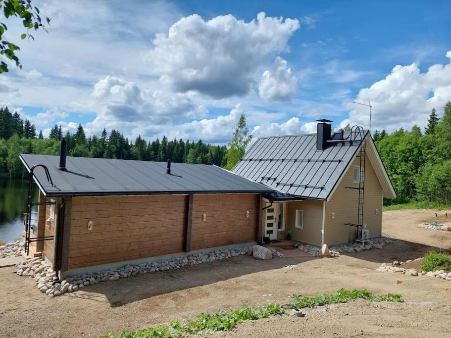 Mökki ulkoporealtaalla