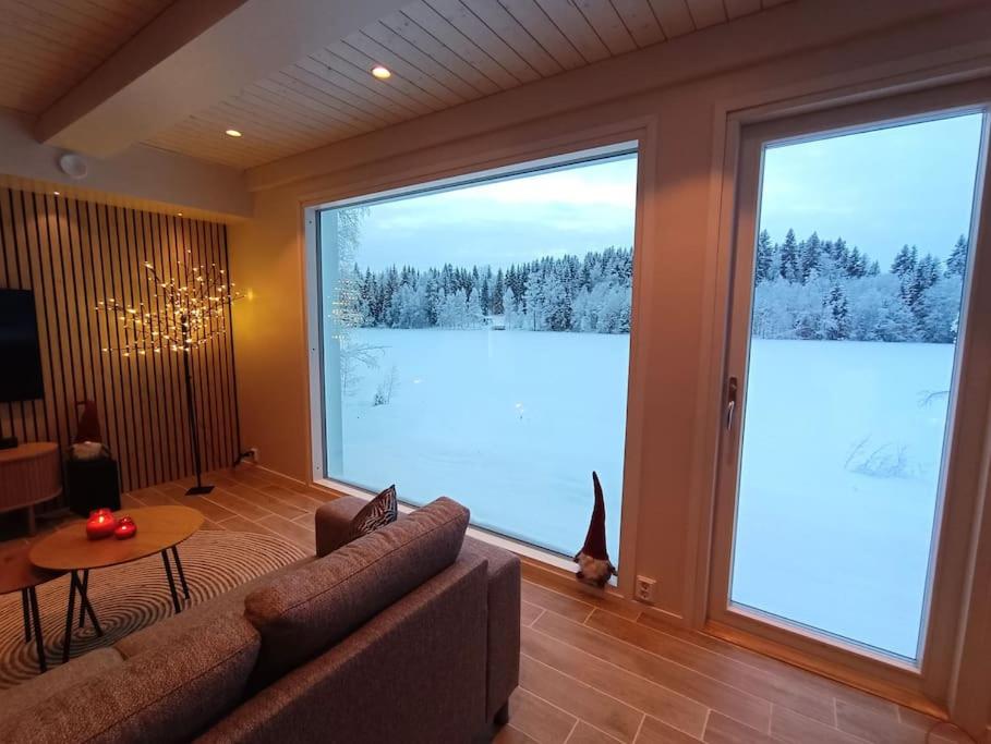Mökki ulkoporealtaalla
