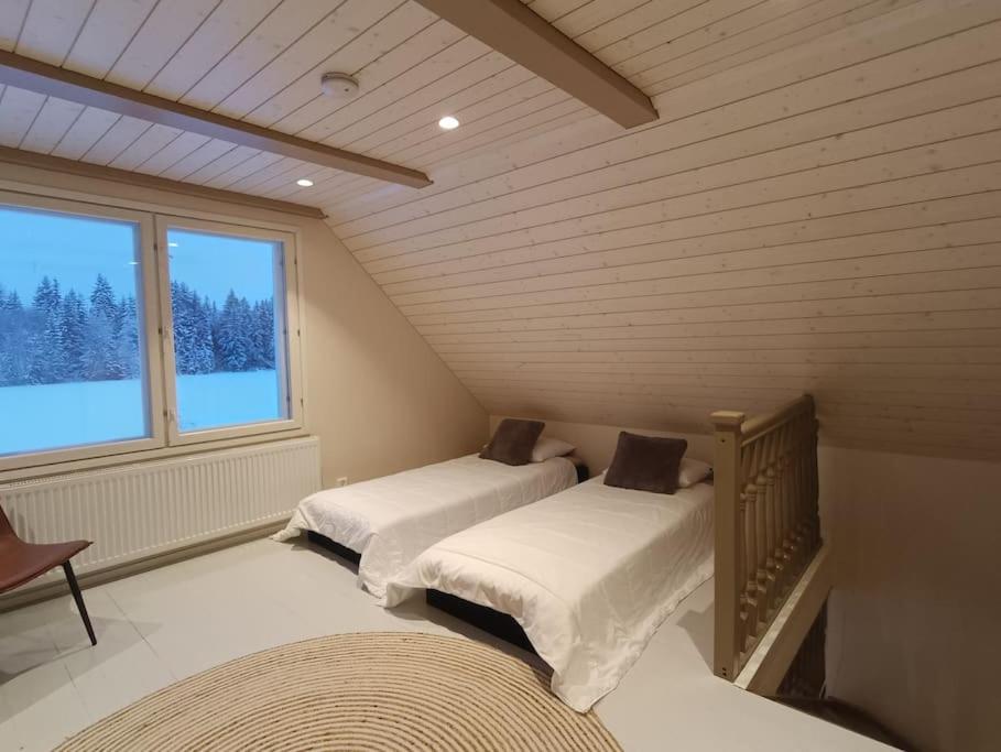 Mökki ulkoporealtaalla