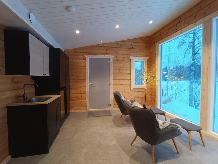 Mökki ulkoporealtaalla