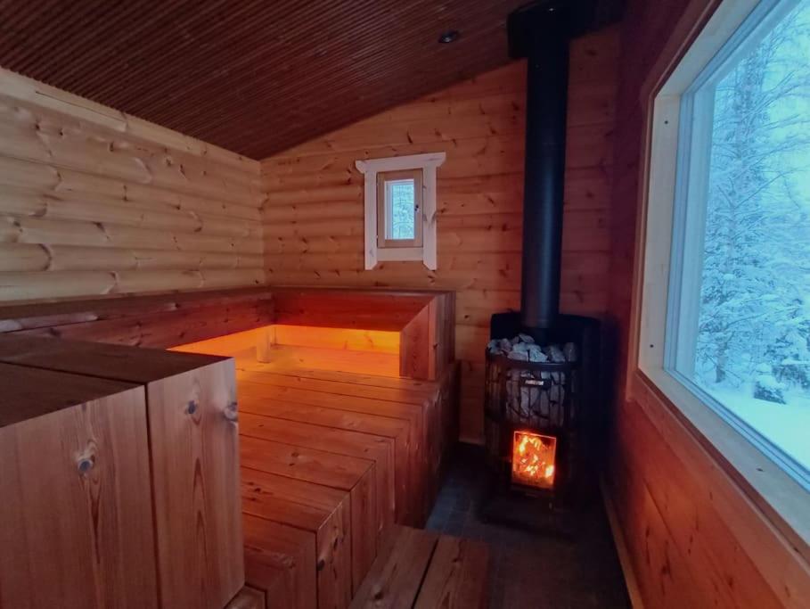Mökki ulkoporealtaalla