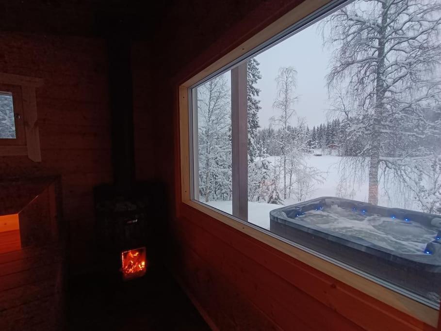 Mökki ulkoporealtaalla