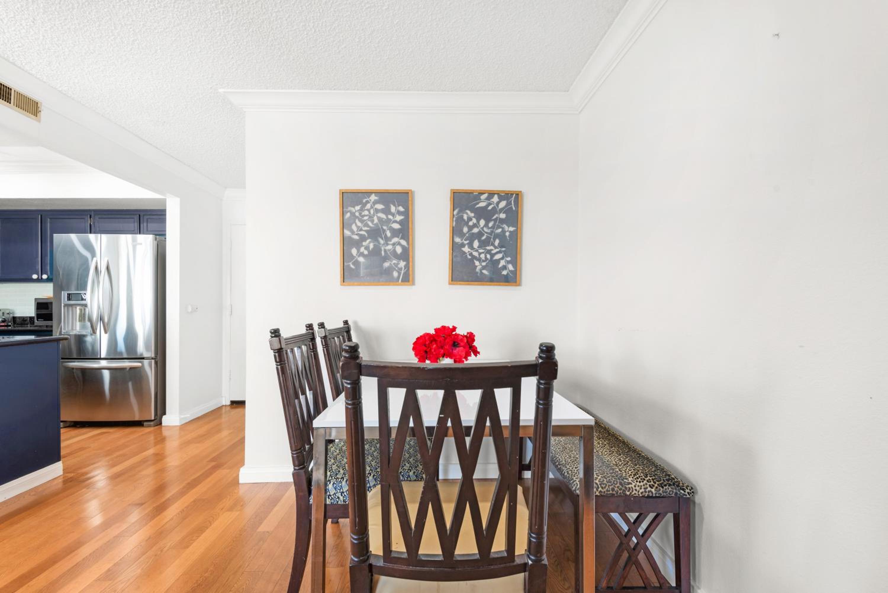 5bed 3bath Private gated community home 7miles to Downtown La close to Disney