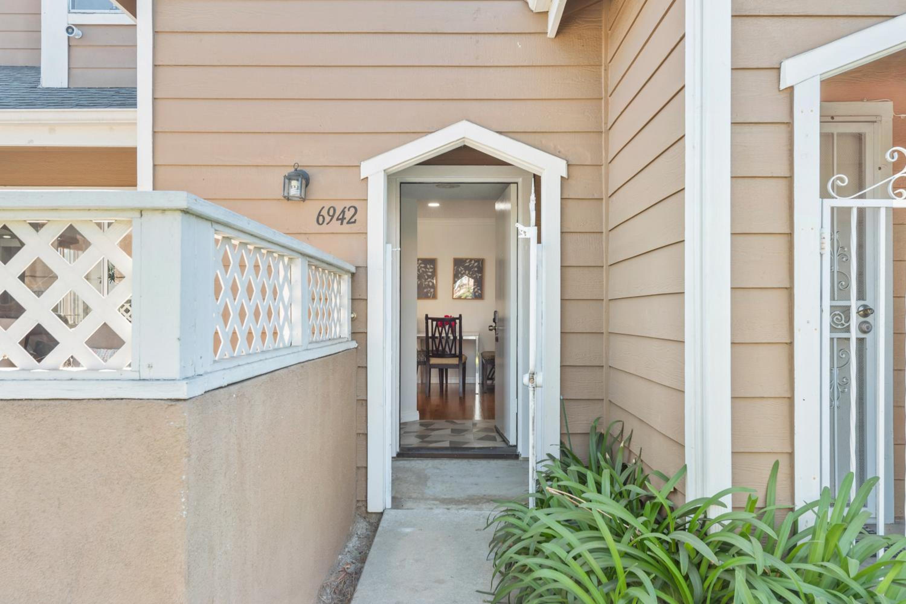 5bed 3bath Private gated community home 7miles to Downtown La close to Disney