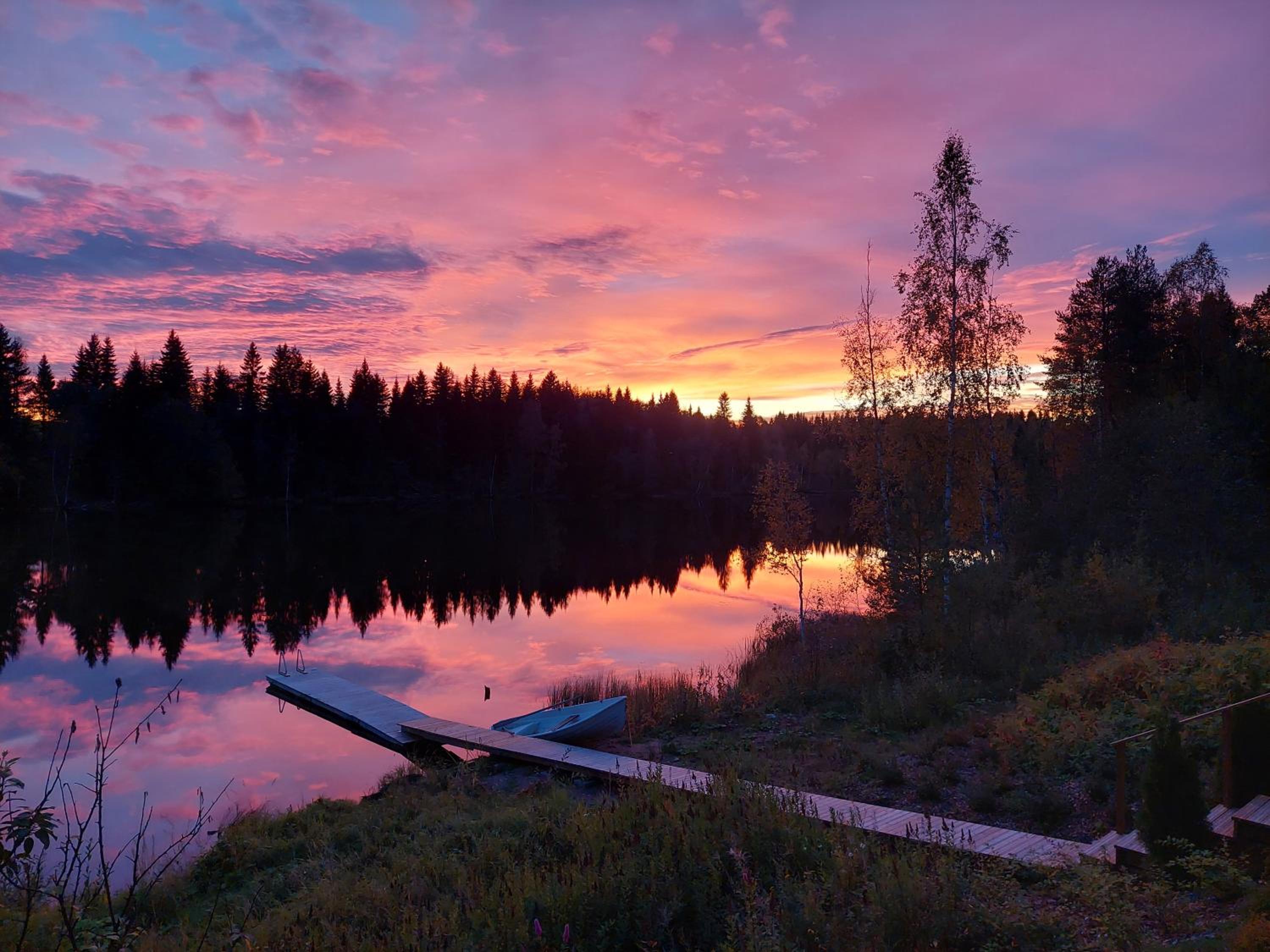 Mökki ulkoporealtaalla