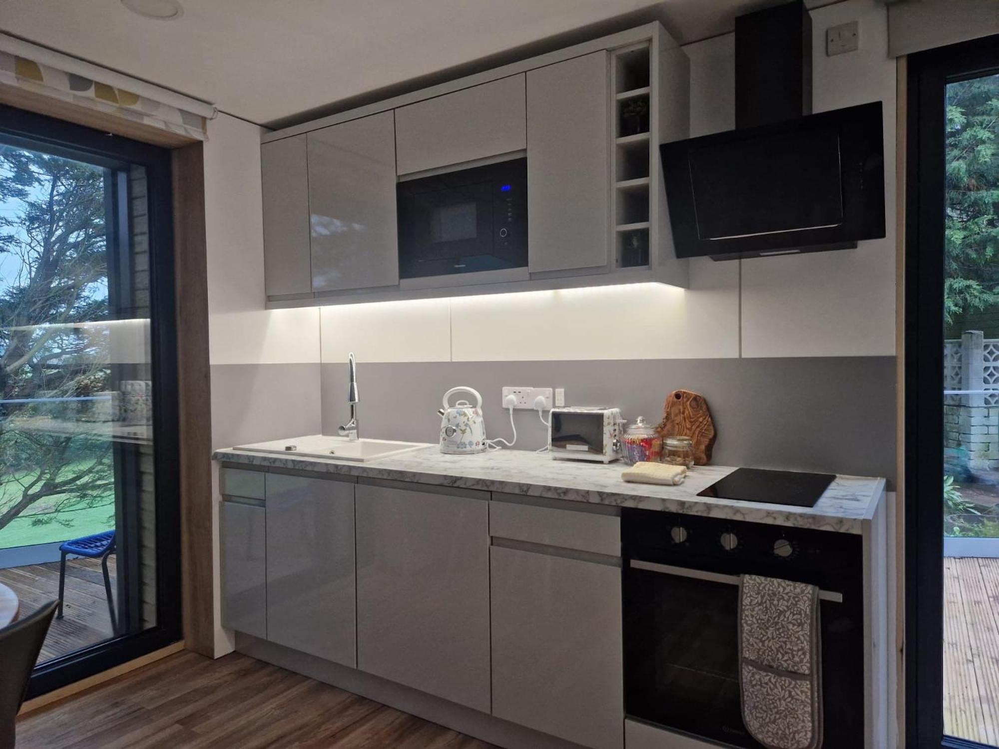 Ty Branwen- Luxury Woodland Lodge with Stunning Views