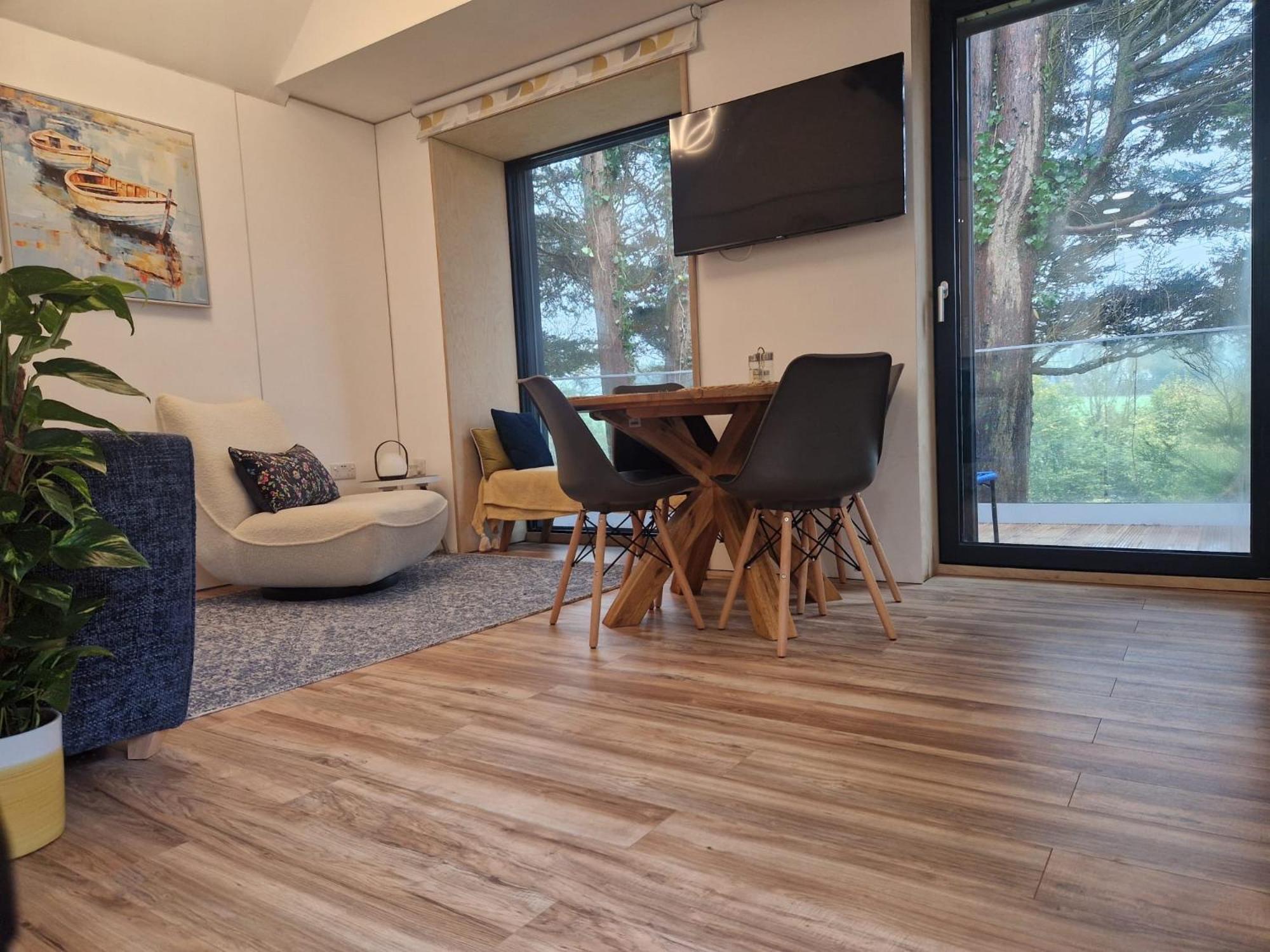 Ty Branwen- Luxury Woodland Lodge with Stunning Views