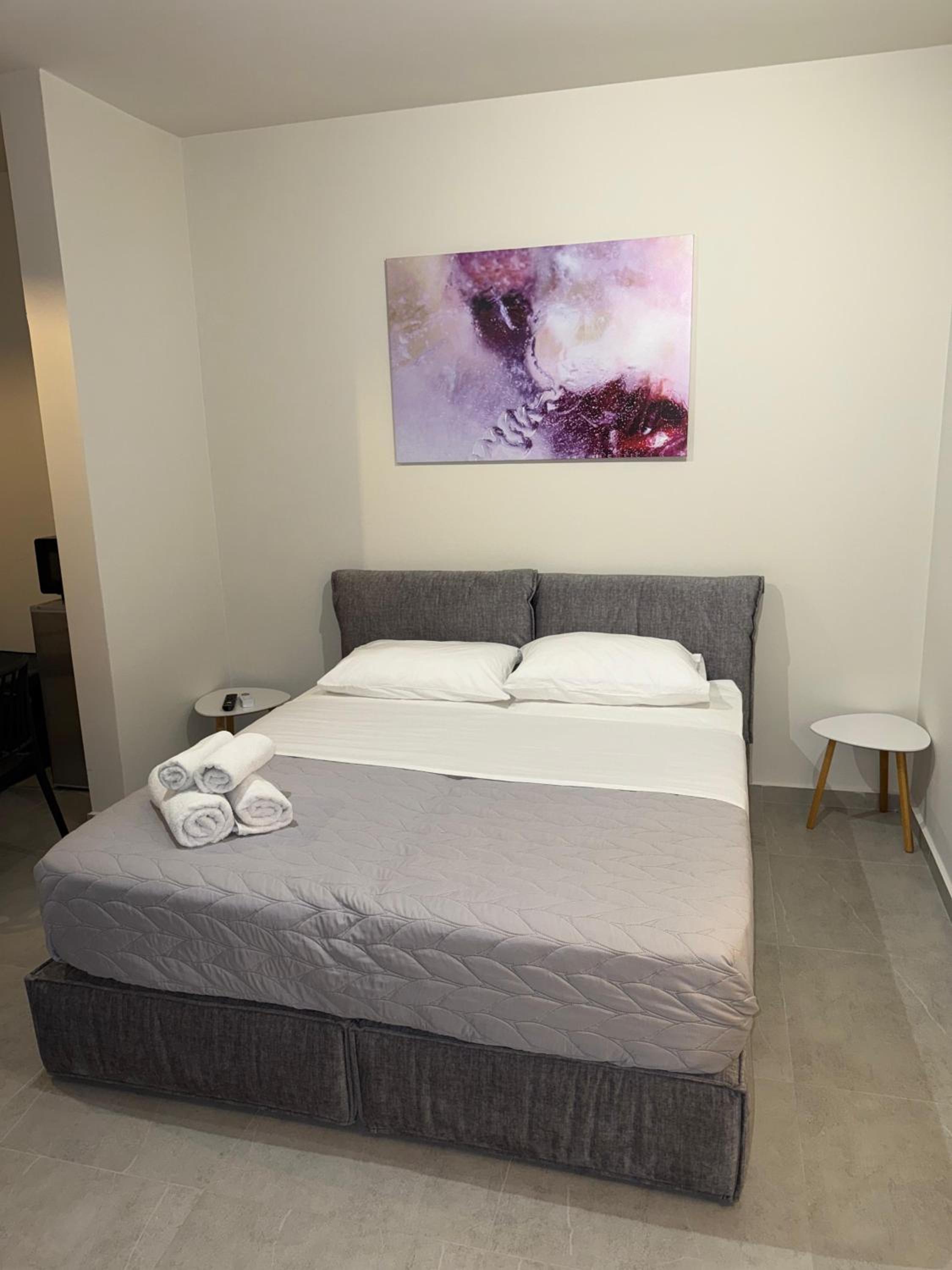 STAY-FIVE Modern Central Studios Self Check-in & Fast Wi-Fi