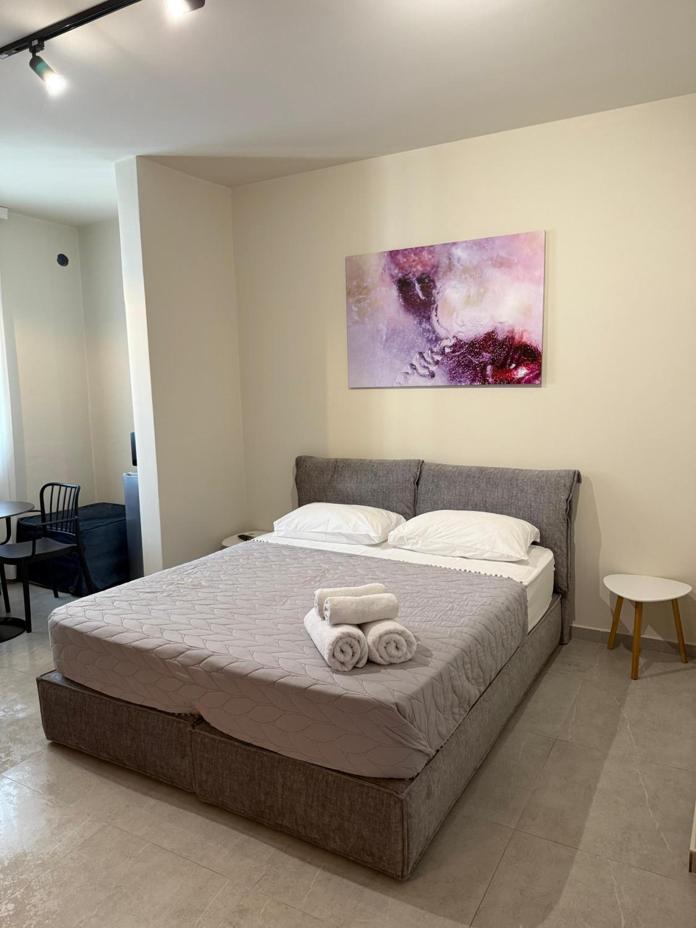 STAY-FIVE Modern Central Studios Self Check-in & Fast Wi-Fi