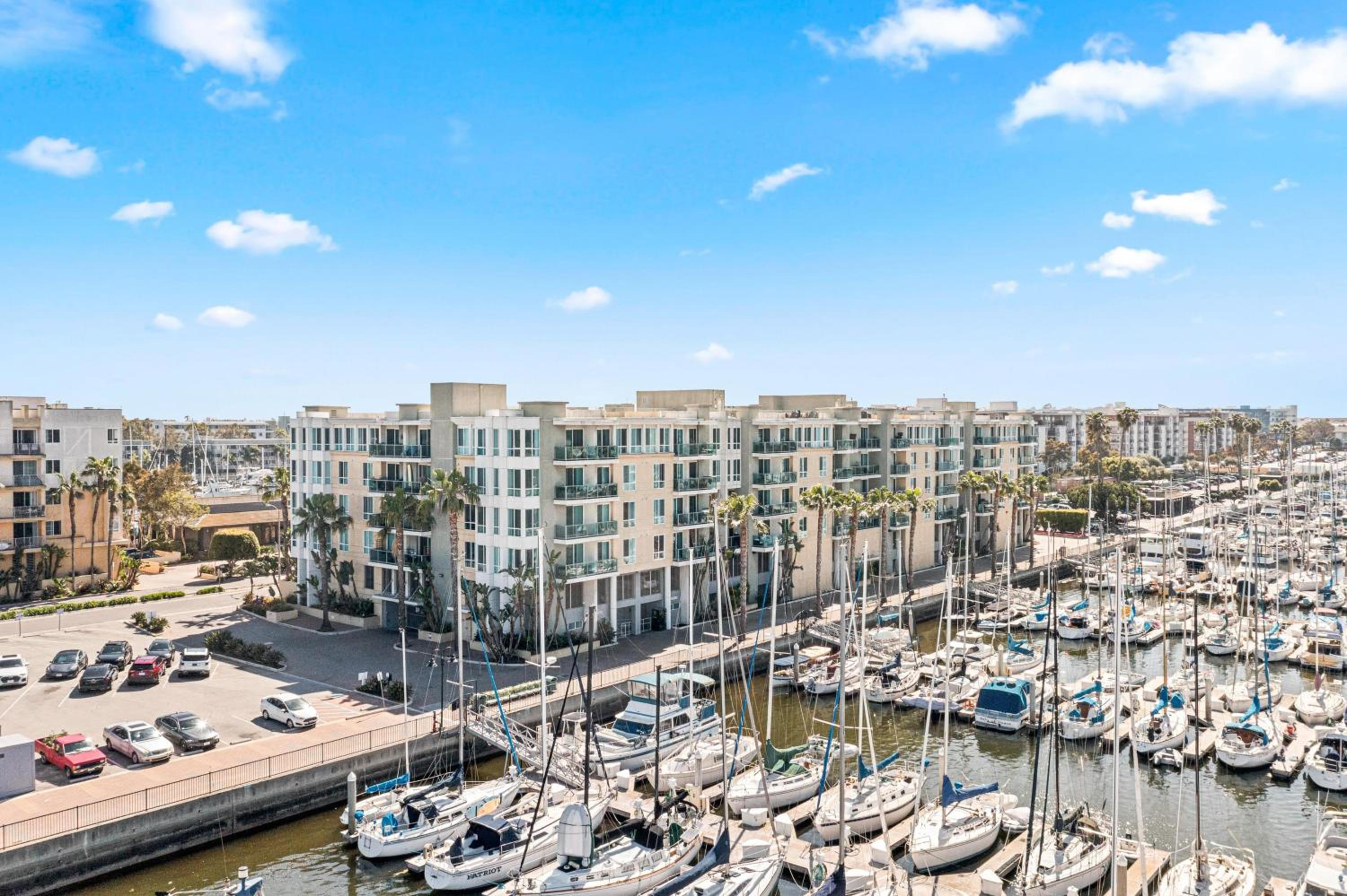 The Turquoise Lounge - Chic 2BR Beach view Pool, Sauna