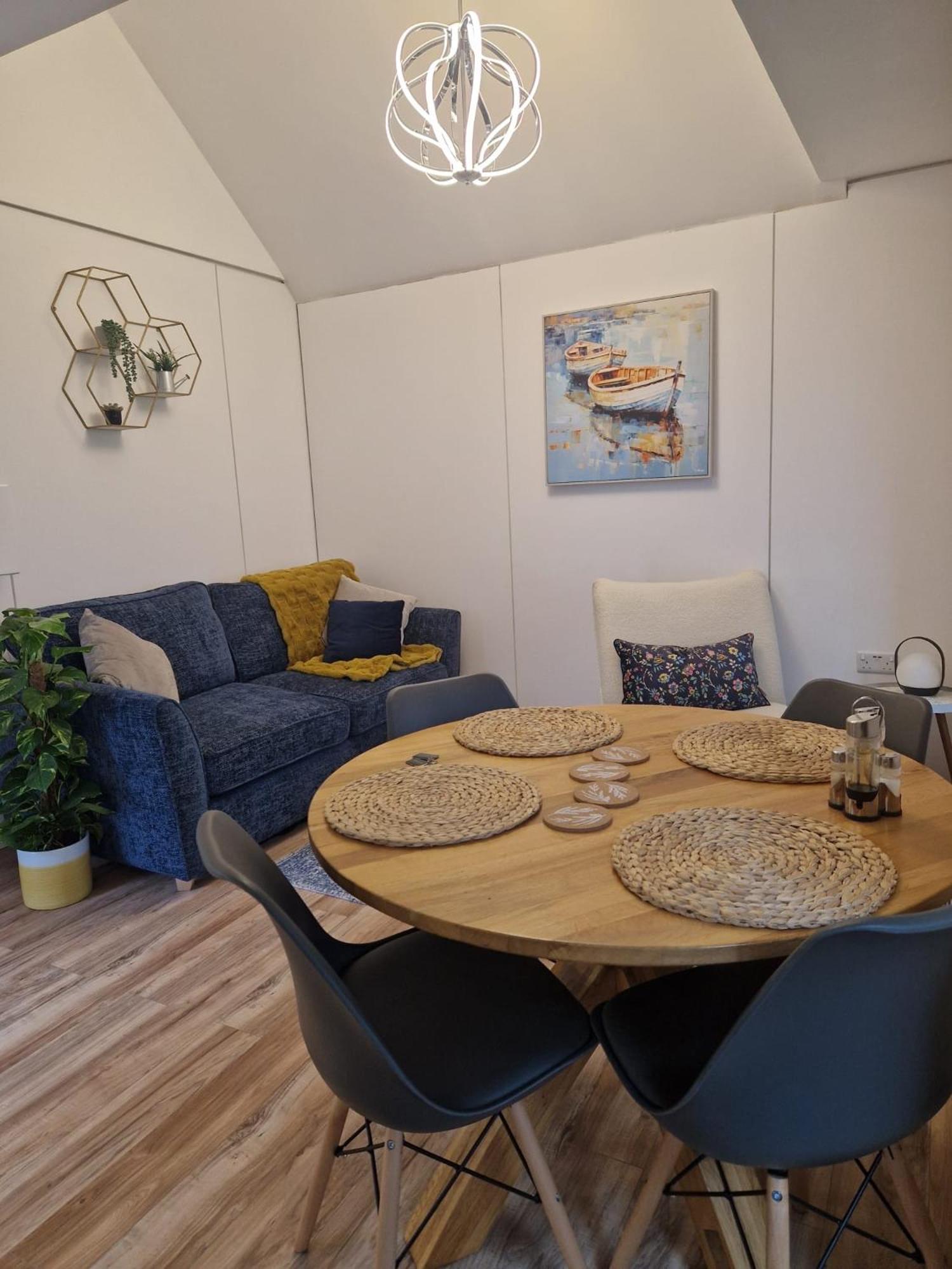 Ty Branwen- Luxury Woodland Lodge with Stunning Views